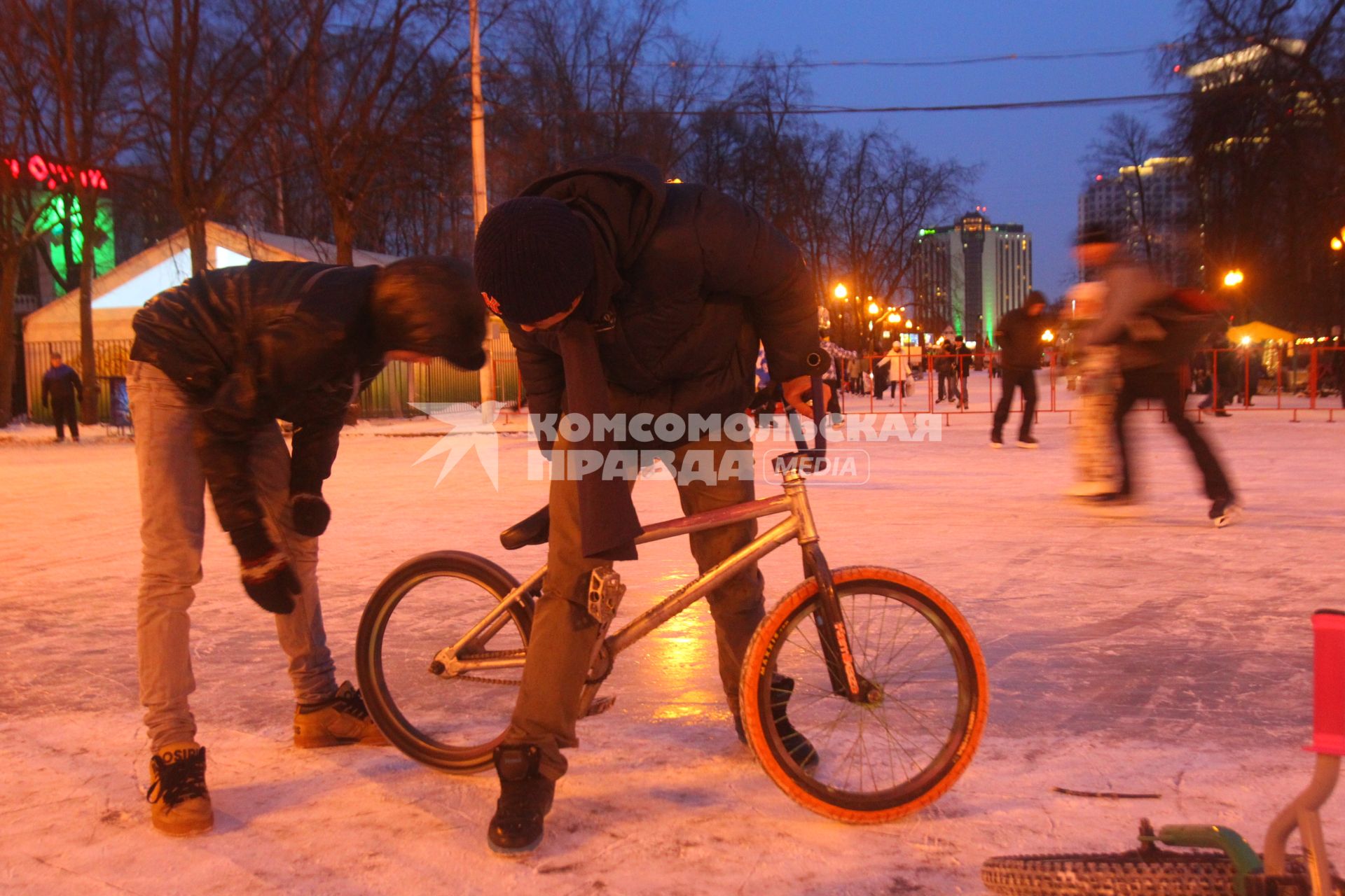 Г. москва. Парк культуры и отдыха Сокольники. Семейный отдых.велосипед. молодеж. лед. коньки каток