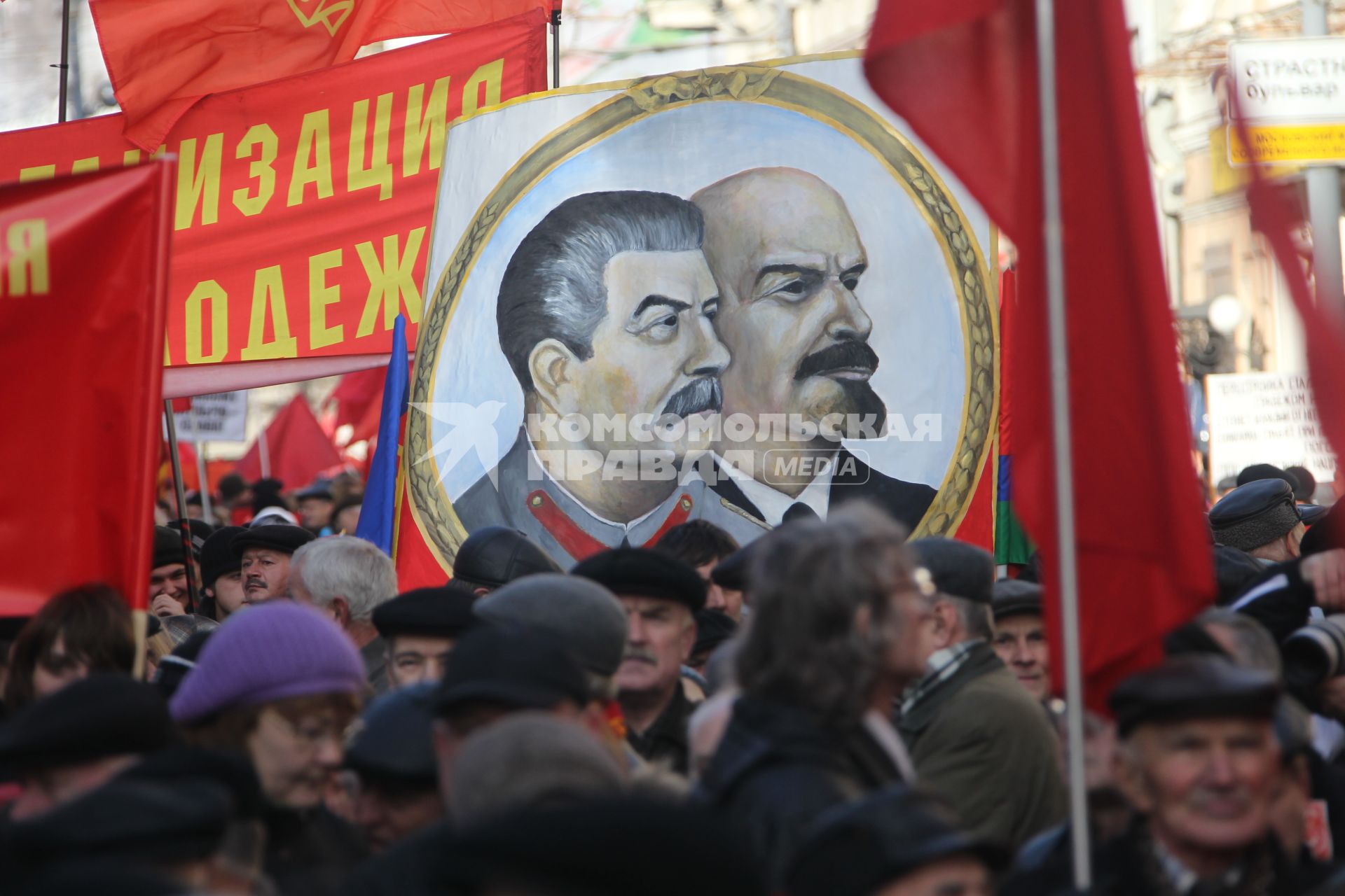 Дата съемки : 07.11.2010
Шествие КПРФ в честь годовщины Октябрьской революции в Москве
На фото : Представители КПРФ принимают участие в шествии по Тверской улице, посвященном 93-й годовщине Октябрьской социалистической революции