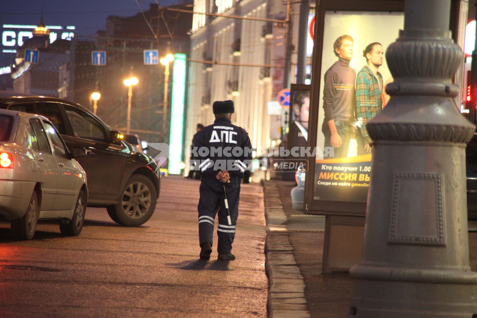 Дата съемки : 10.11.2010.
Пробки в Москве
На фото : сотрудник подразделения дпс идет вдоль дороги  к месту аварии