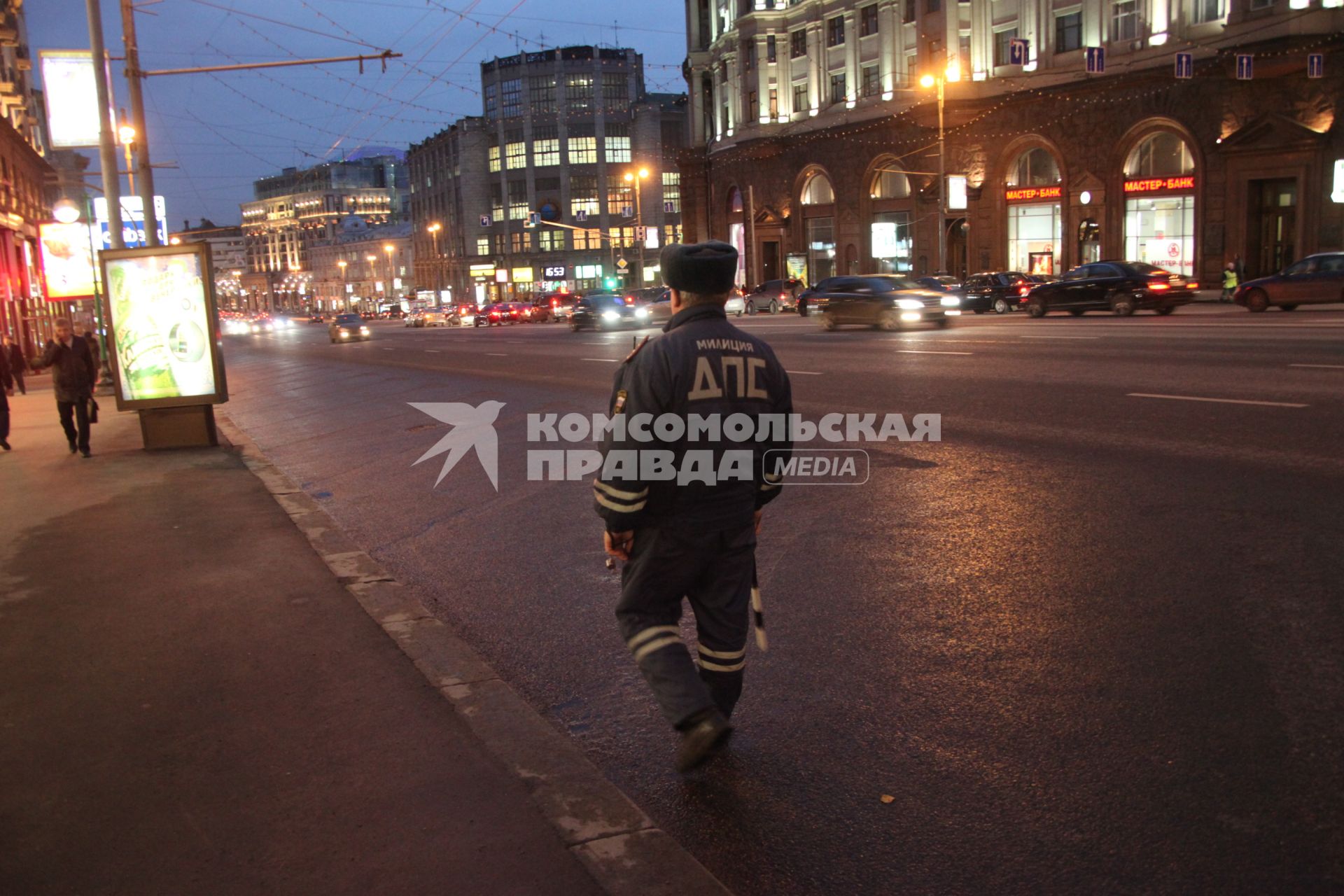 Дата съемки : 10.11.2010.
Пробки в Москве
На фото : регулировщик дорожного движения - дпс