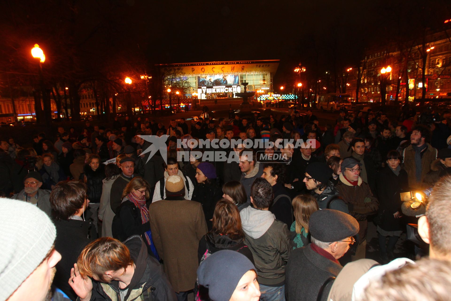 Дата съемки : 11.11.2010.
Около Пушкинского люди собрались на митинг в защиту журналистов и Олега Кашина
На фото : митингующие лади собрались на площади перед Пушкинским