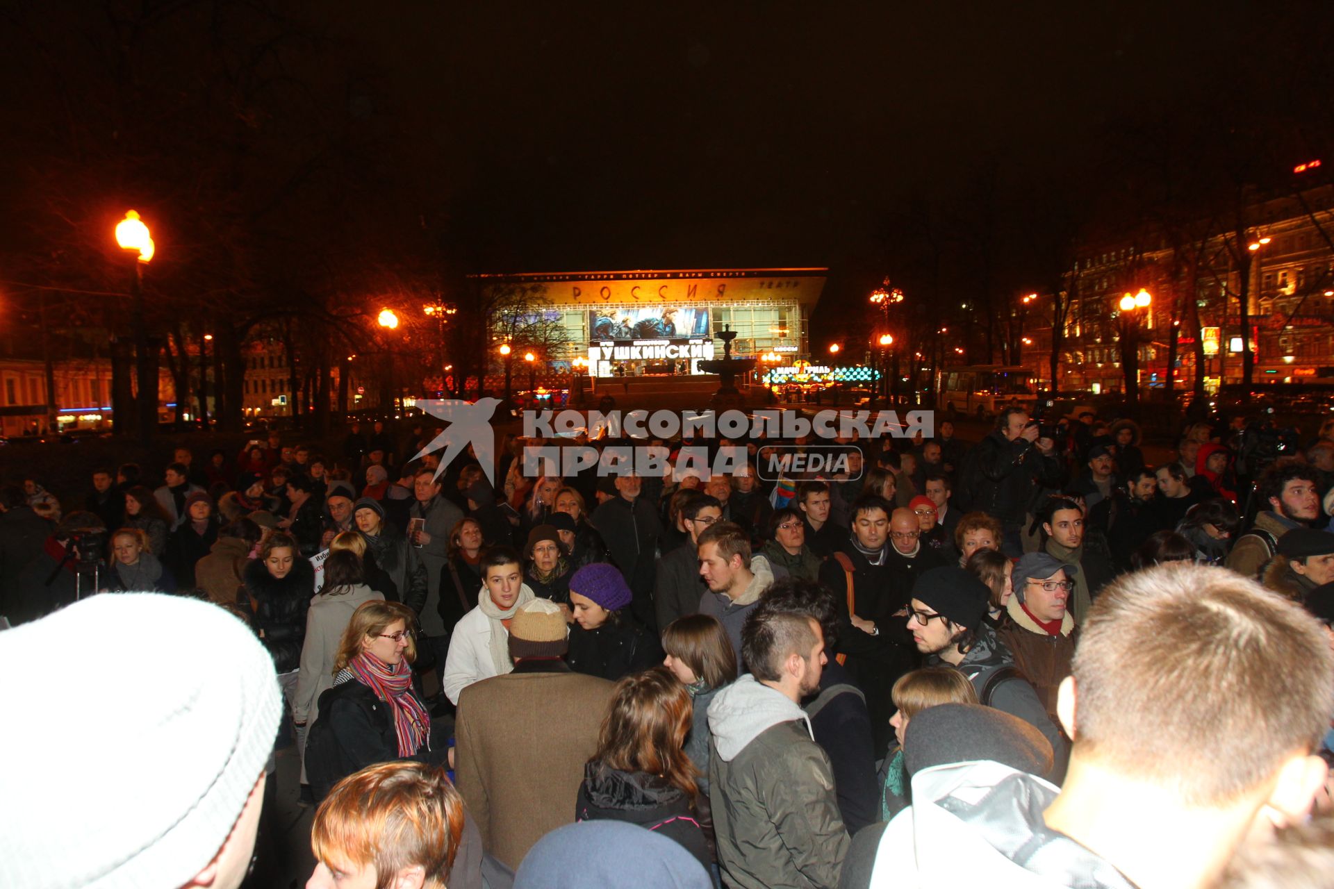 Дата съемки : 11.11.2010.
Около Пушкинского люди собрались на митинг в защиту журналистов и Олега Кашина
На фото : митингующие лади собрались на площади перед Пушкинским