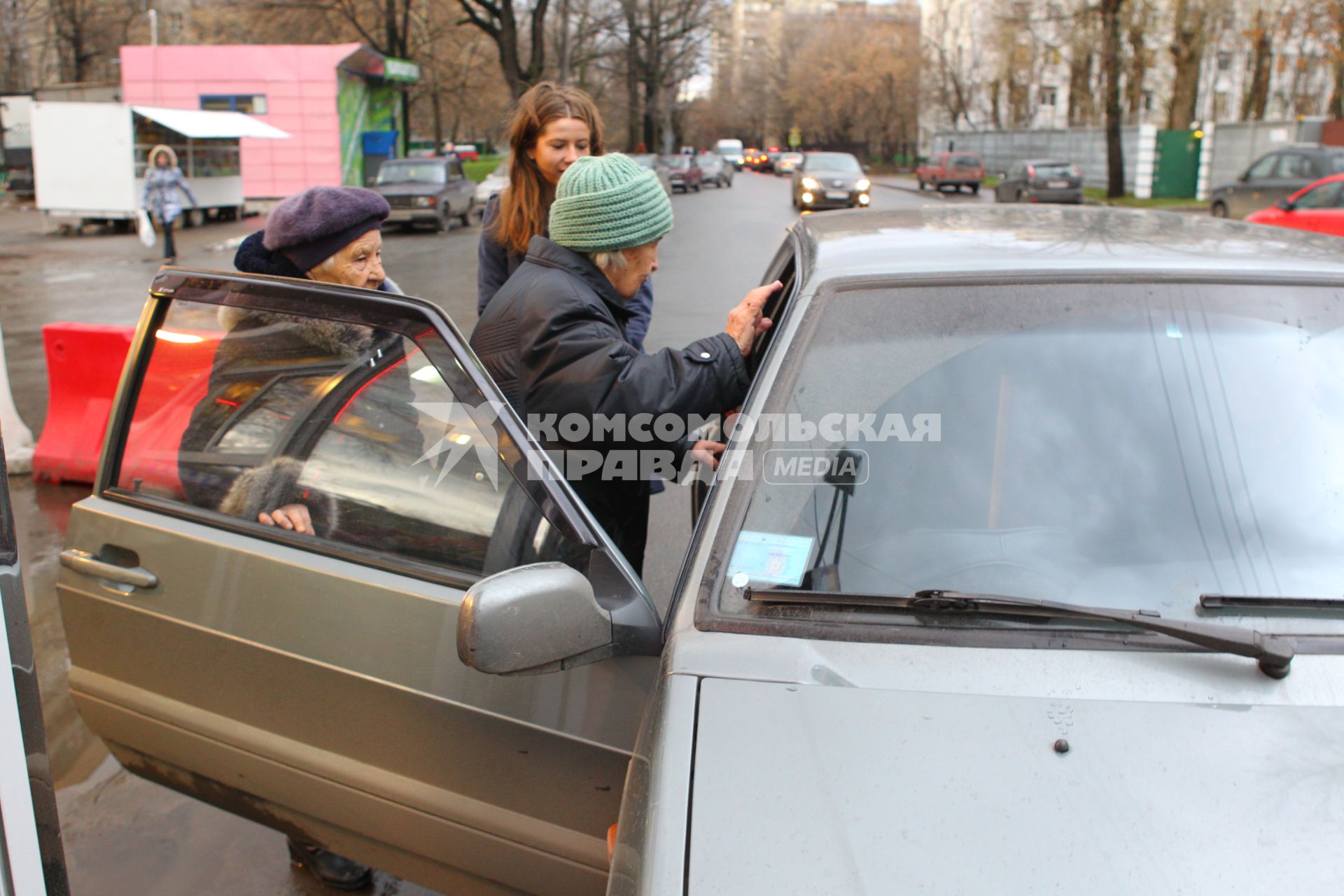 Дата съемки : 11.11.2010.
Корреспондент КП переводит бабушек через дорогу
На фото : Супрычева сажает бабушек в  такси