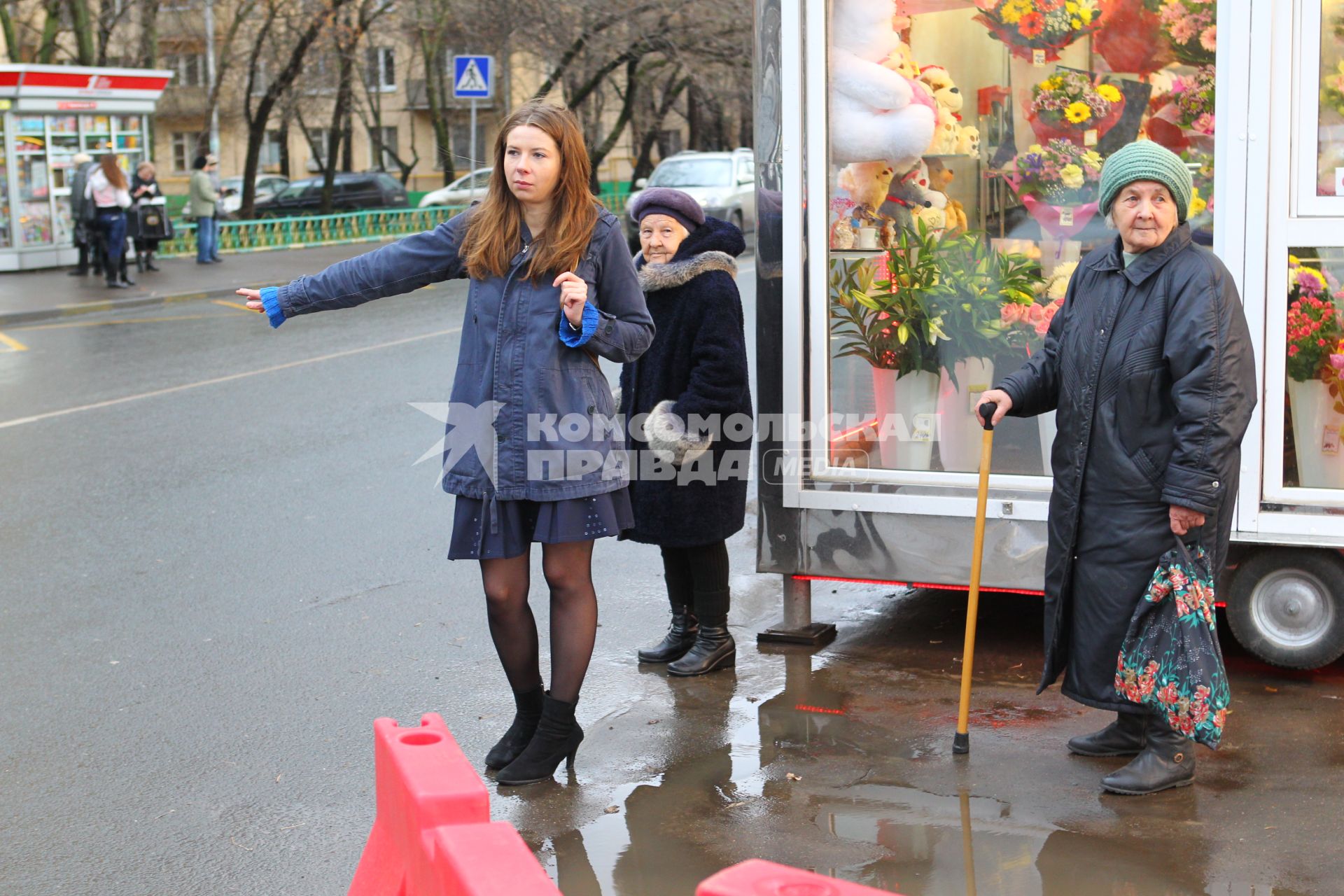 Дата съемки : 11.11.2010.
Корреспондент КП переводит бабушек через дорогу
На фото : Супрычева ловит бабушке такси