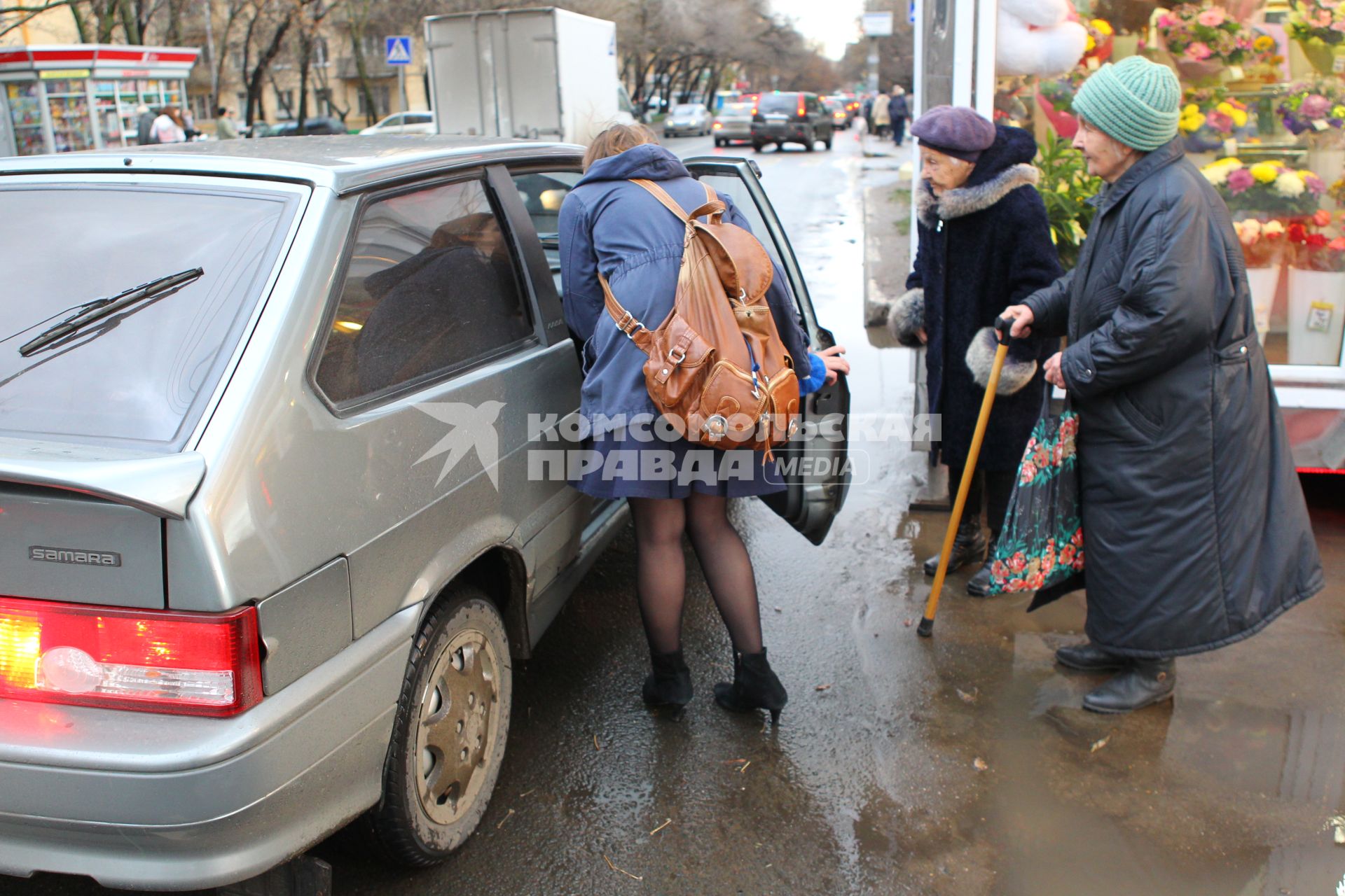 Дата съемки : 11.11.2010.
Корреспондент КП переводит бабушек через дорогу
На фото : Супрычева ловит бабушке такси