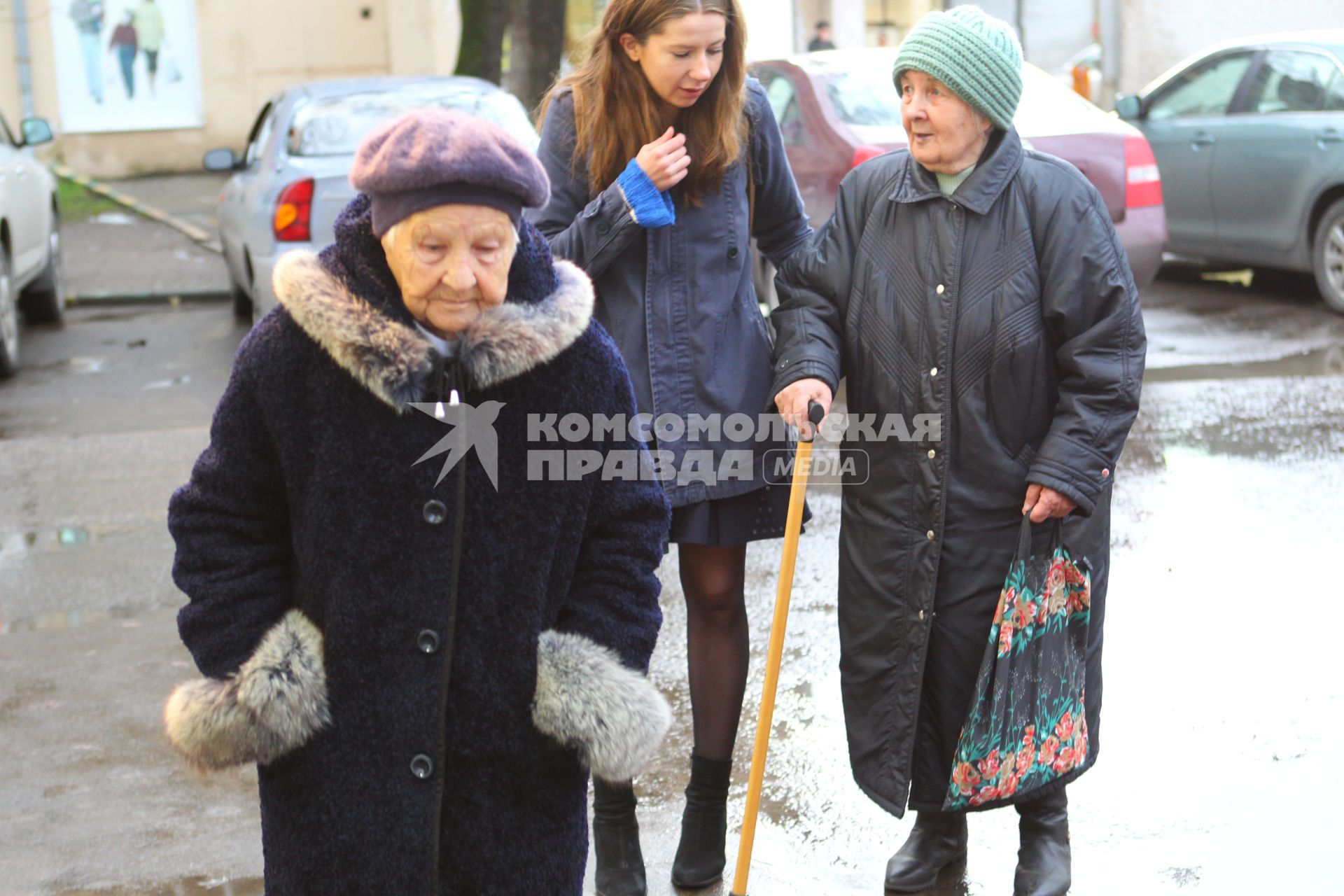 Дата съемки : 11.11.2010.
Корреспондент КП переводит бабушек через дорогу
На фото : Супрычева предлагает бабушке свою помощь