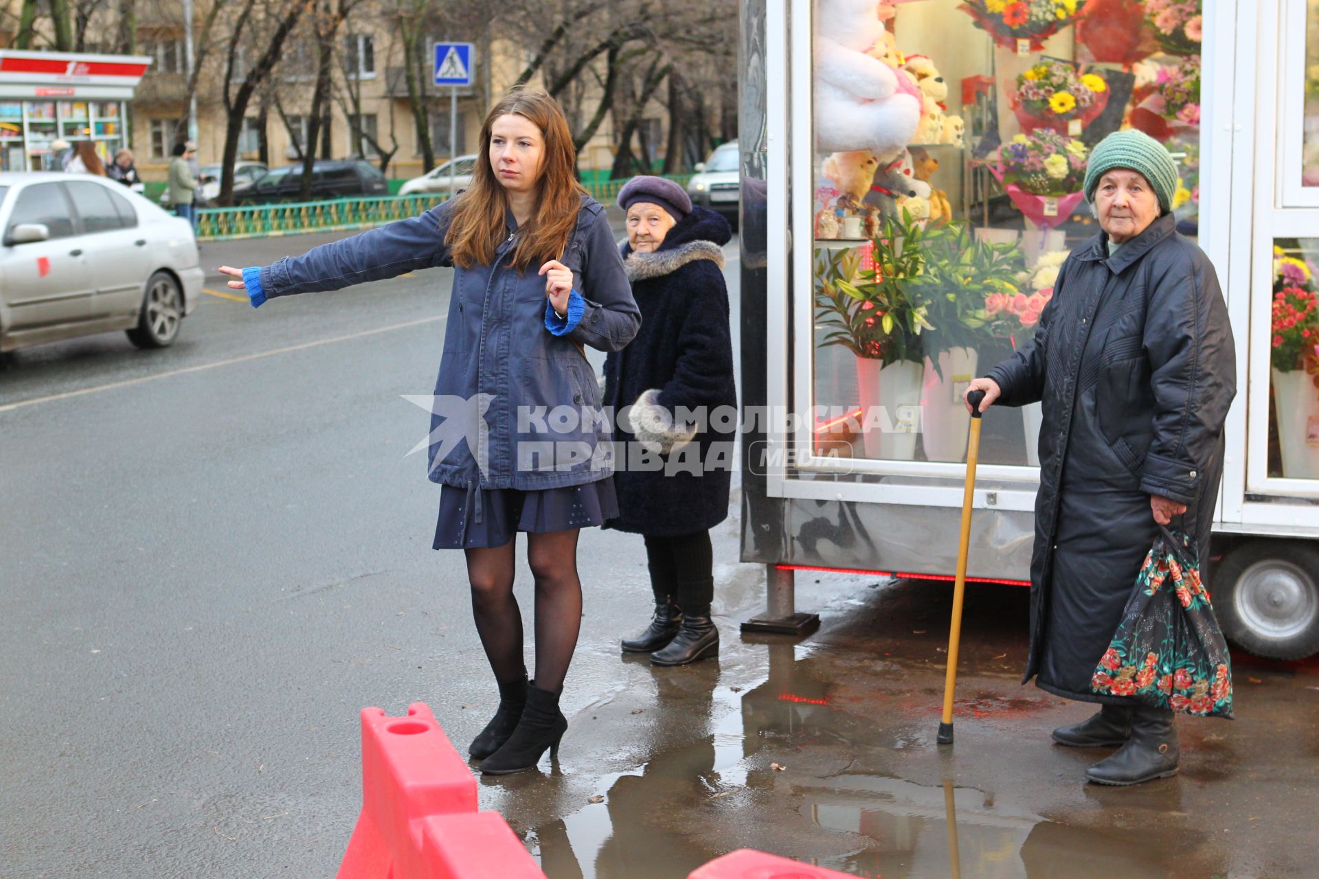 Дата съемки : 11.11.2010.
Корреспондент КП переводит бабушек через дорогу
На фото : Супрычева ловит бабушке такси