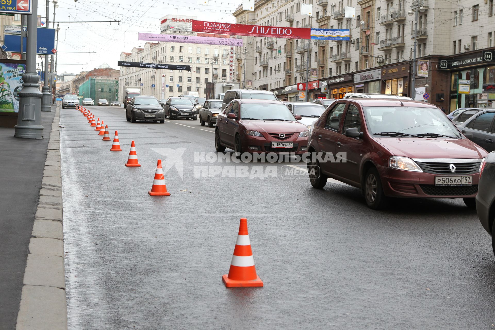 Дата съемки : 11.11.2010
С тверской улицы до сих пор эвакуируют машины
На фото : конусы поставили чтобы люди не парковались