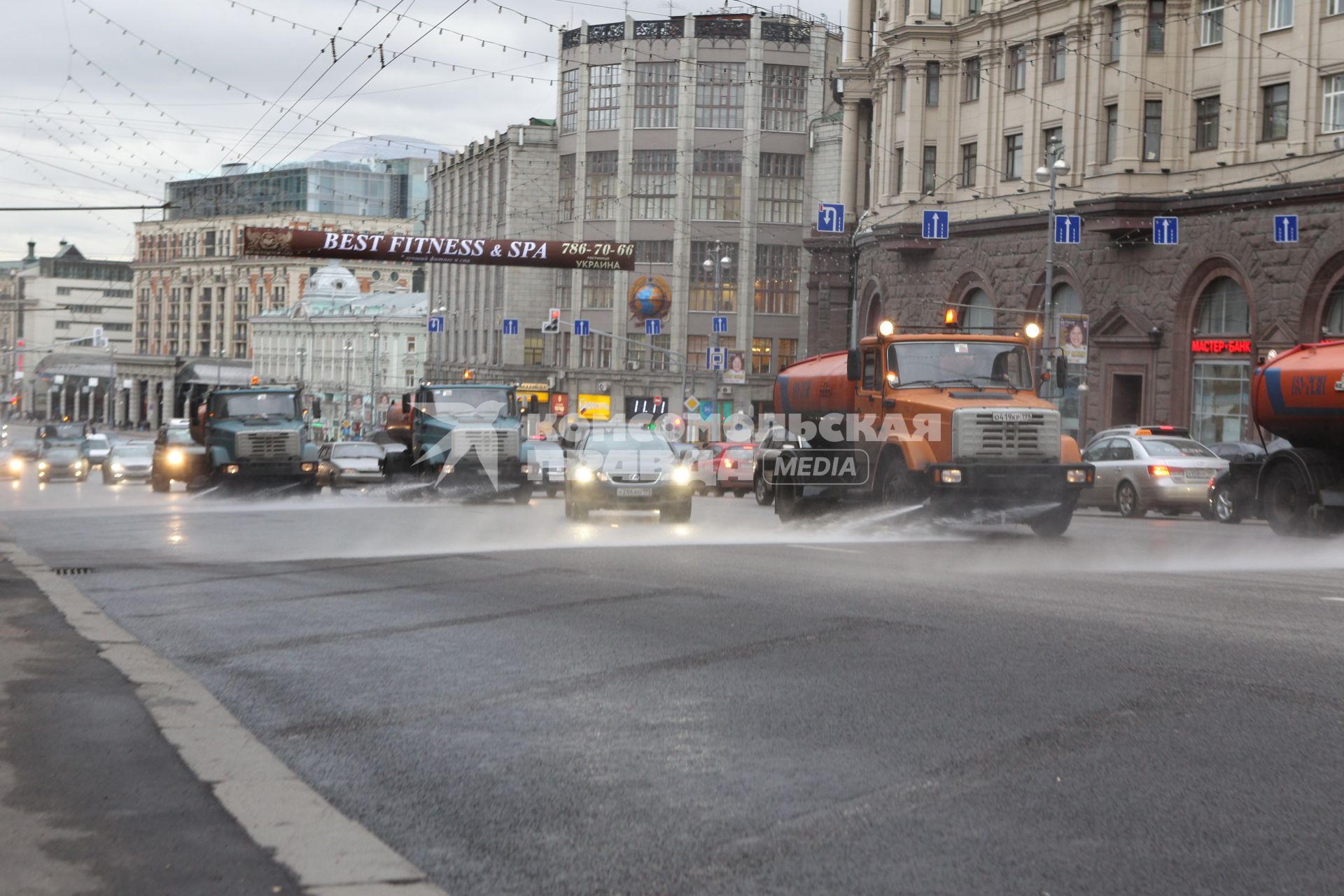 Дата съемки : 11.11.2010
С тверской улицы до сих пор эвакуируют машины
На фото : по Тверской едут поливальные машины