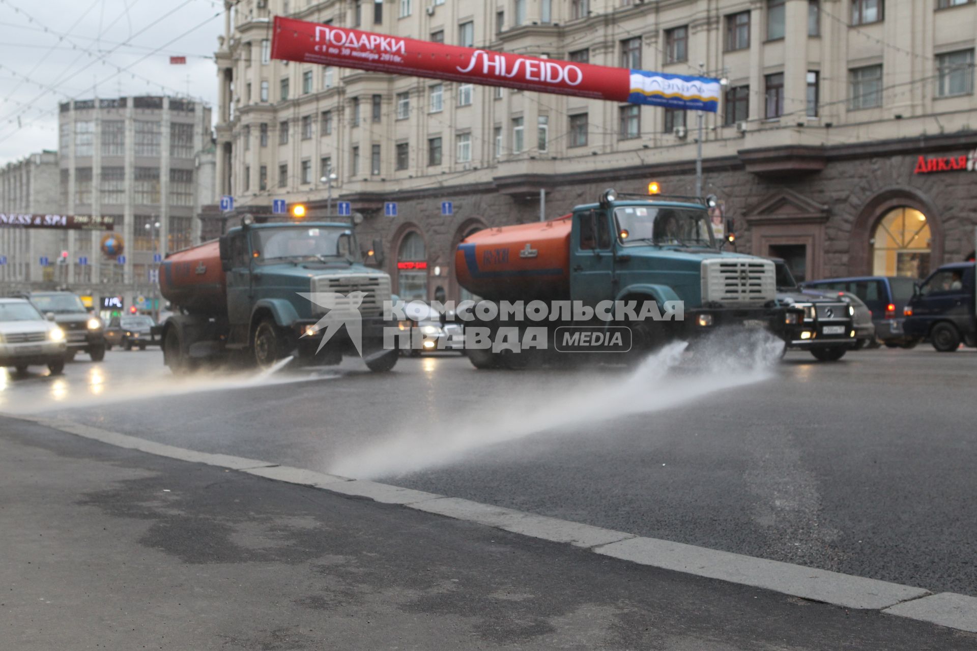 Дата съемки : 11.11.2010
С тверской улицы до сих пор эвакуируют машины
На фото : по Тверской едут поливальные машины