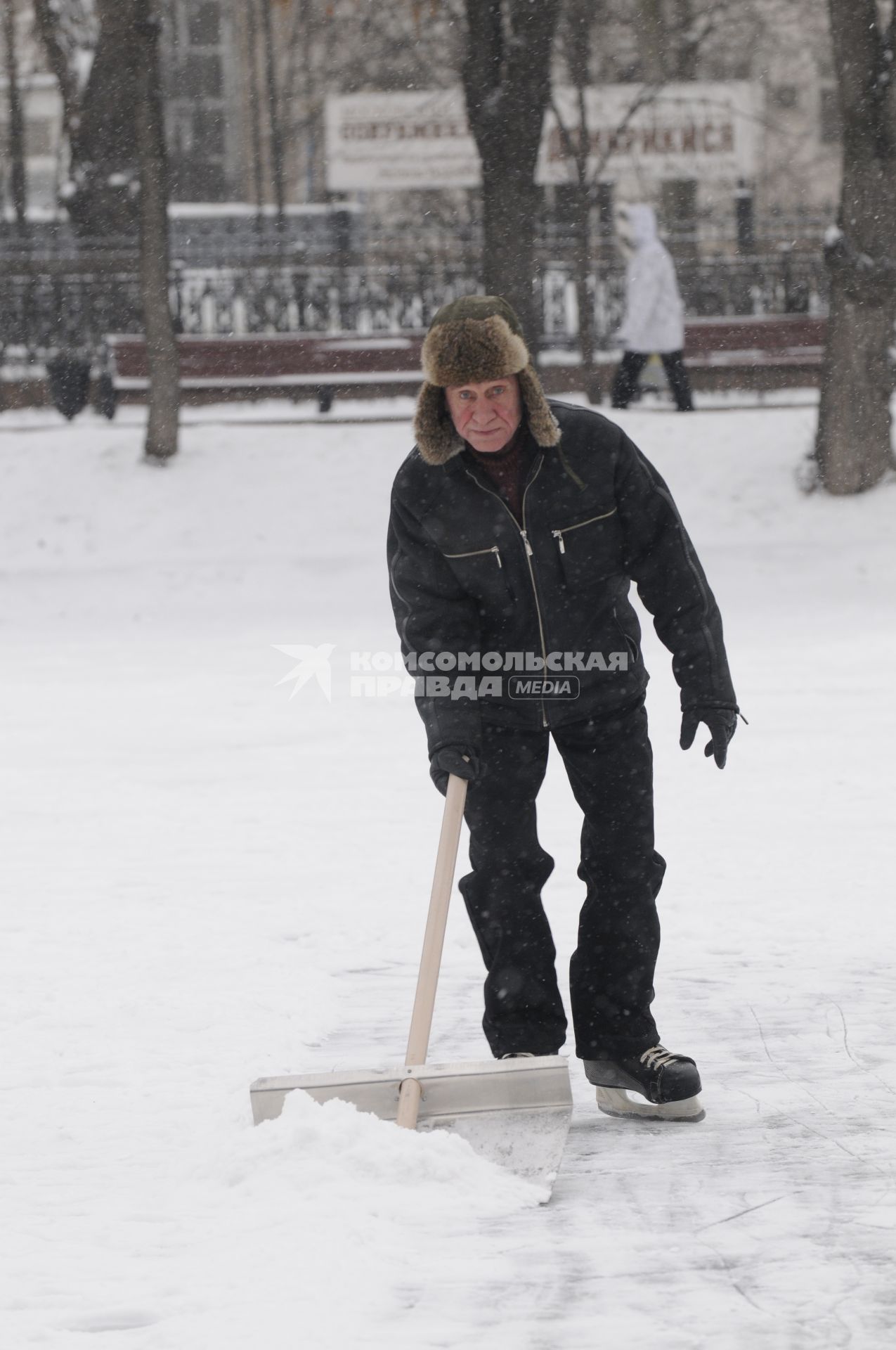 21 декабря 2009 года. Зима. Чистые пруды. Мужчина чистит каток от снега.