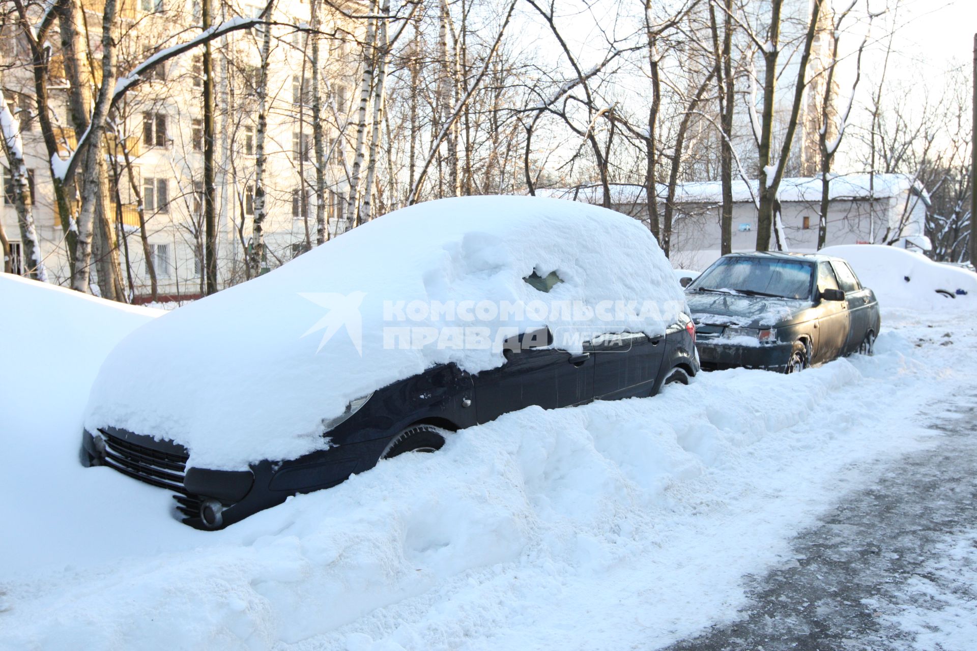 23 февраля 2010 года. Машины под снегом..