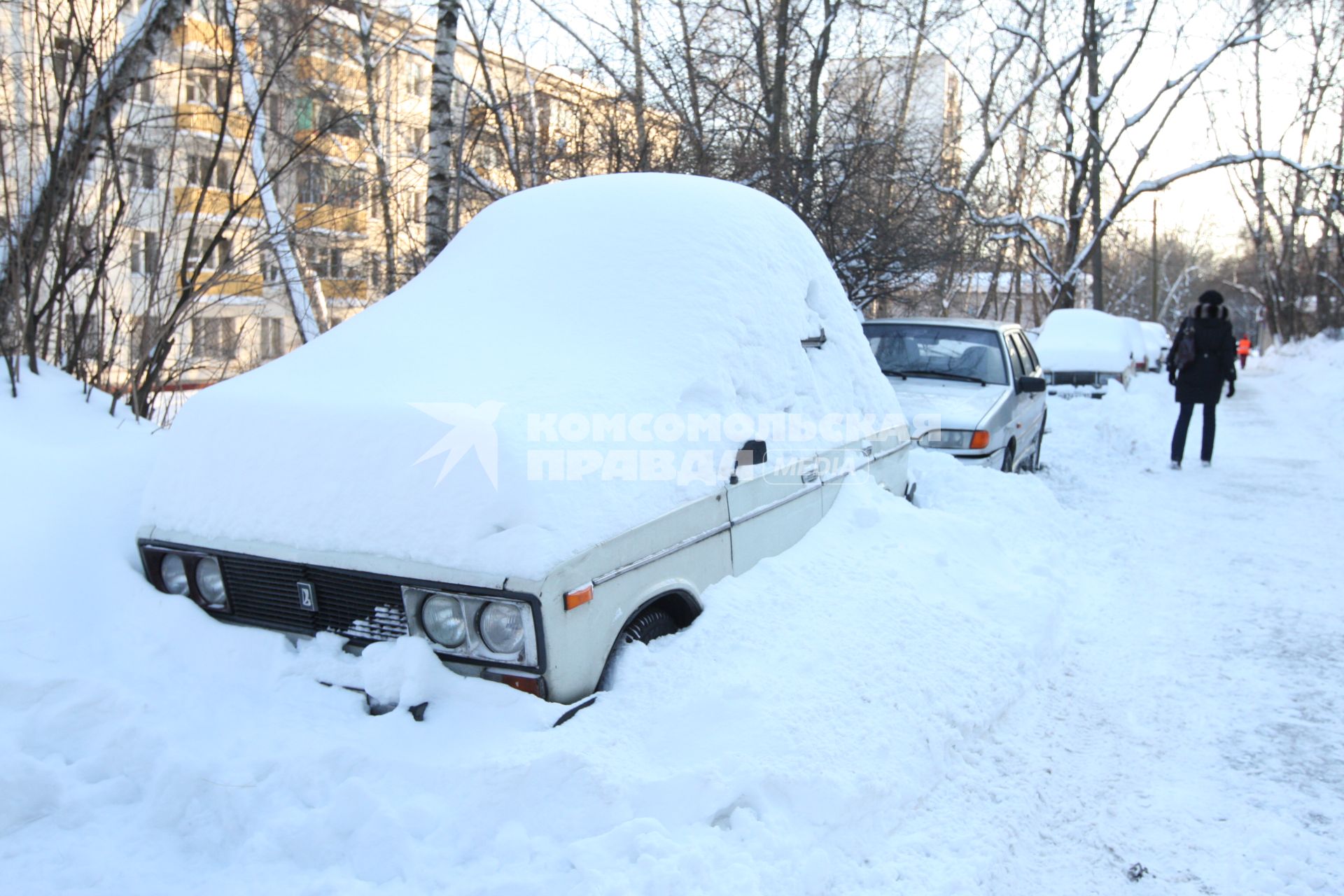 23 февраля 2010 года. Машины под снегом..