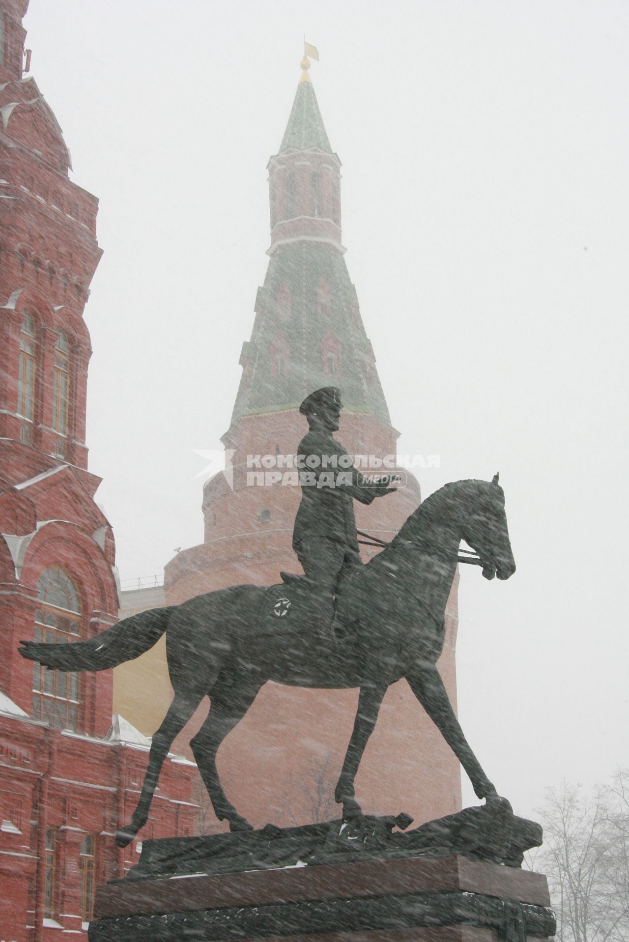 25 января 2007 года. Снегопад. Памятник Жукову