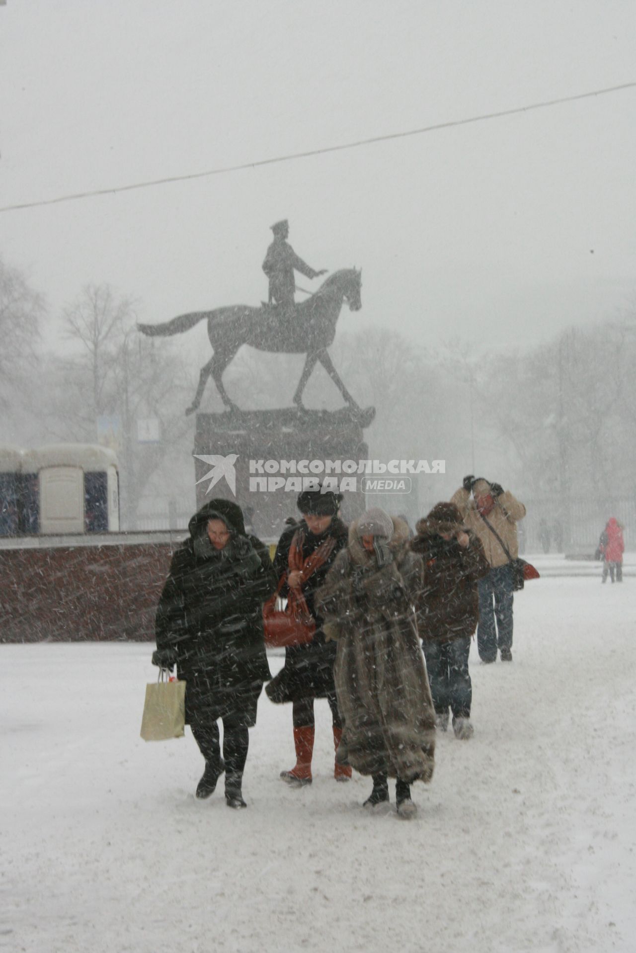 25 января 2007 года. Снегопад. Памятник Жукову