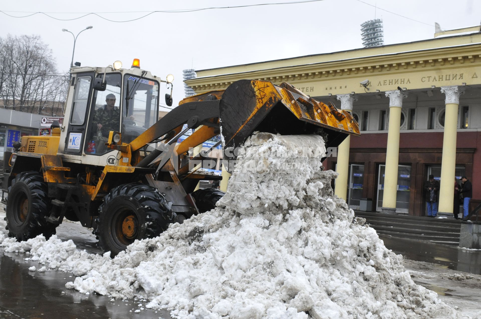 9 марта 2009 года.  Уборка снега.