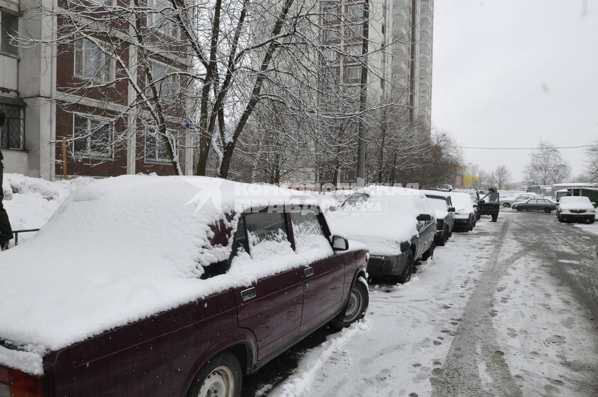 9 марта 2009 года. Машины под снегом.