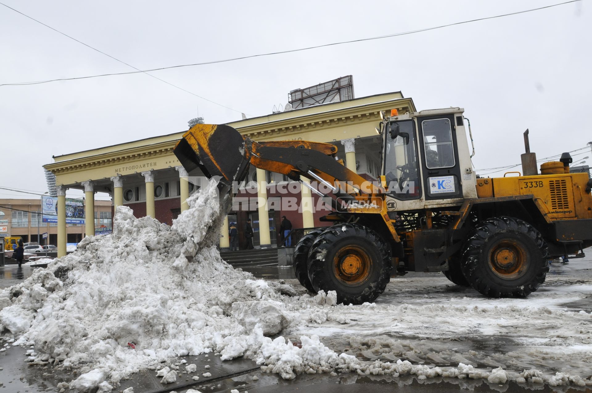 9 марта 2009 года.  Уборка снега.