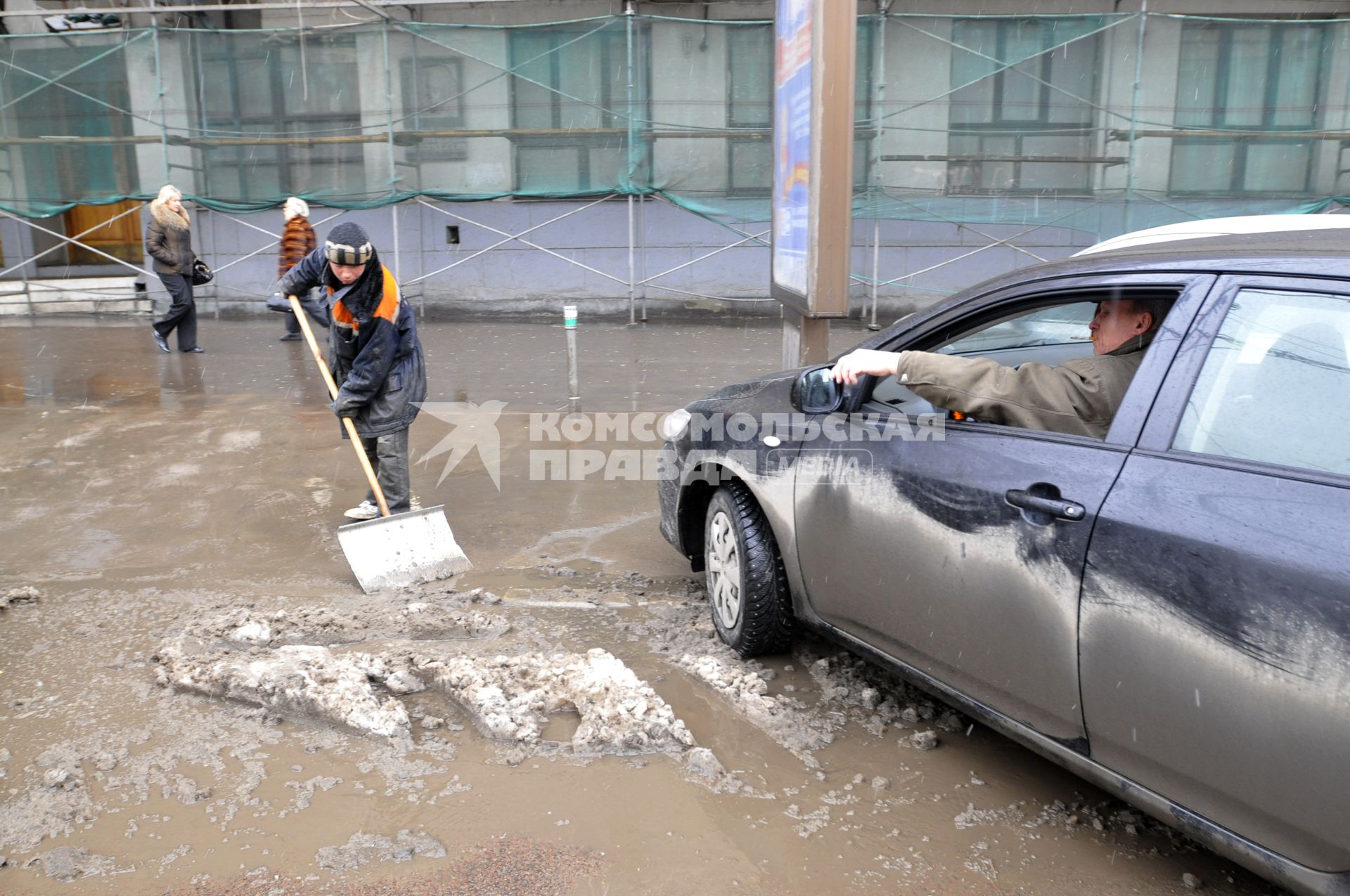 9 марта 2009 года.  Уборка снега.