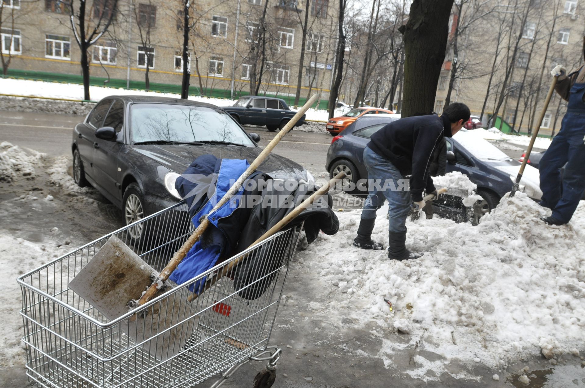 9 марта 2009 года.  Уборка снега.