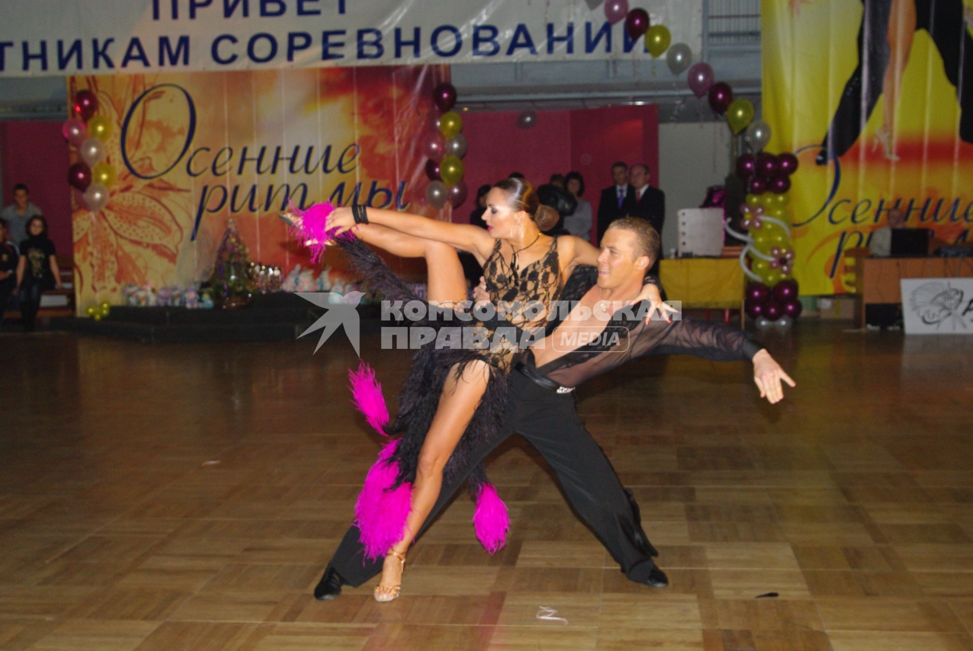Выступление чемпионов мира по бальным танцам- пары из Вологды Анны Кузьминской и Андрея Зайцева. Соревнования по спортивным бальным танцам в латиноамериканской программе, конкурс \"Осенние ритмы 2010\" Саратов, 27 ноября 2010 года. Спортивные бальные танцы, латиноамериканская программа, рубма, джайв, посодобль, ча-ча-ча, самба, партнер и партнерша, мужчина и женщина, танец любви, соревнование, паркет.
