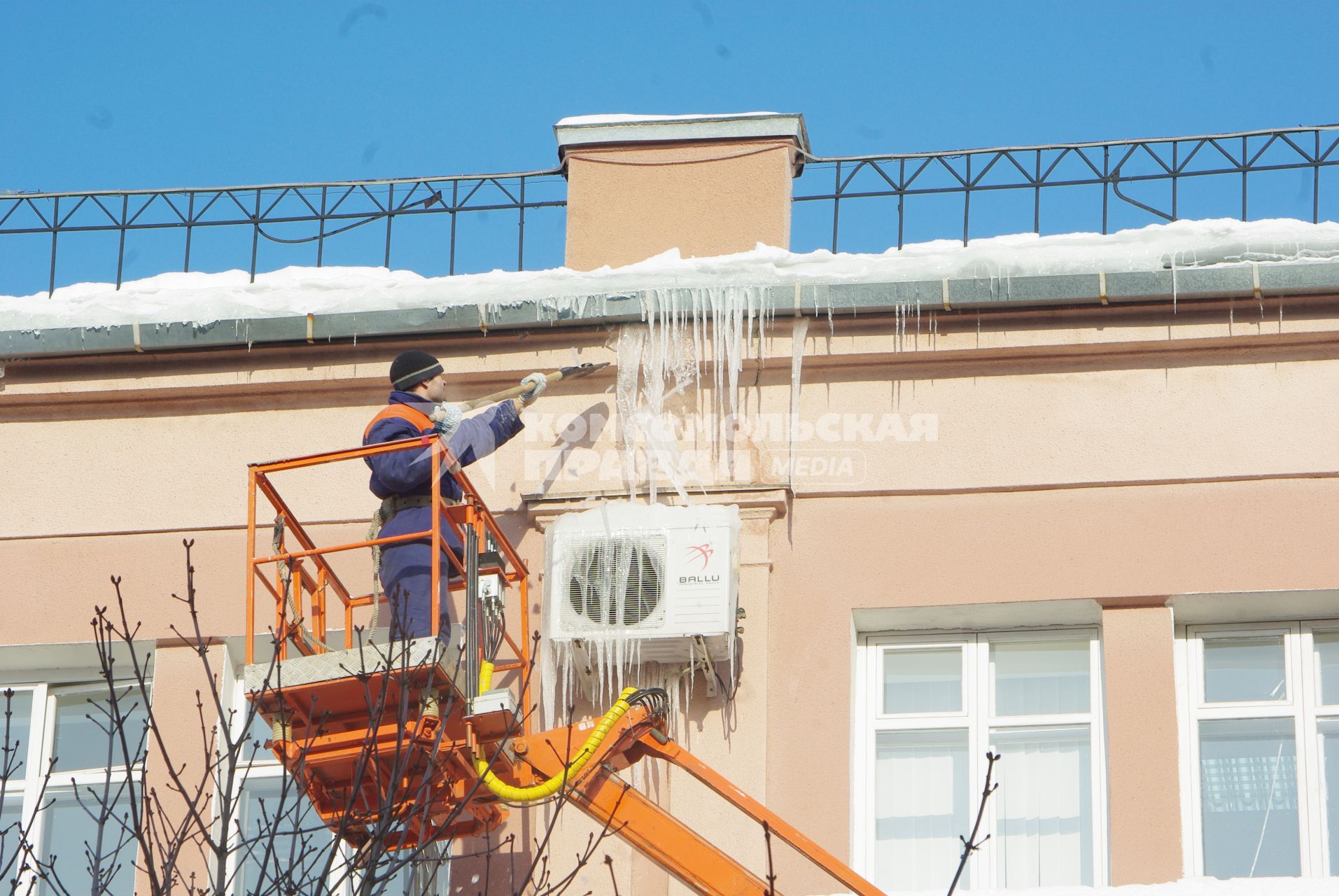 Сбивание сосулек с крыши дома, 16 февраля 2010 года, Саратов. Сосульки, снег, промышленный альпинизм, рабочий, ЖКХ, коммунальные службы, лопата, зима, снаряжение альпиниста, крыша, очистка крыши, обледенение.