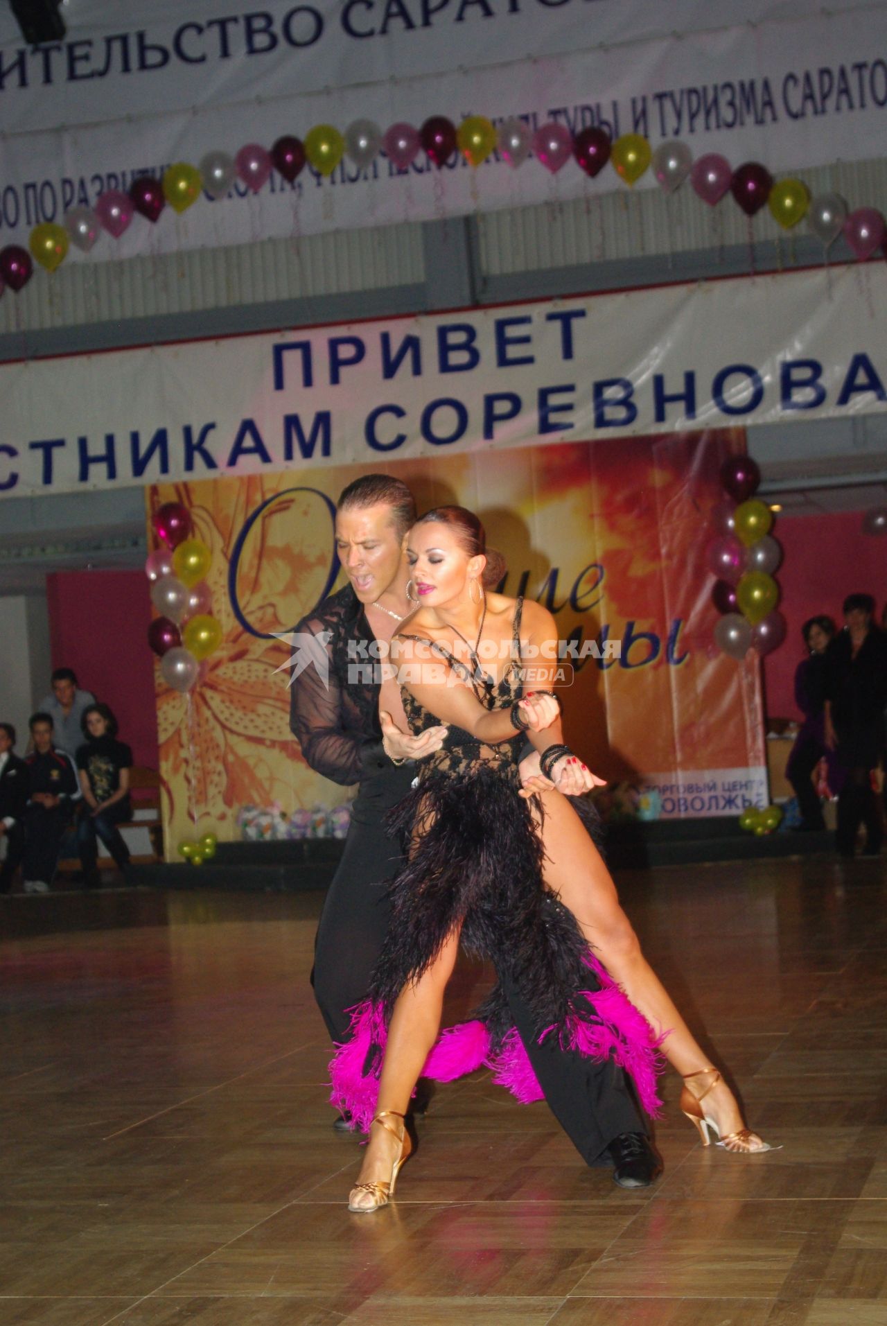 Выступление чемпионов мира по бальным танцам- пары из Вологды Анны Кузьминской и Андрея Зайцева. Соревнования по спортивным бальным танцам в латиноамериканской программе, конкурс \"Осенние ритмы 2010\" Саратов, 27 ноября 2010 года. Спортивные бальные танцы, латиноамериканская программа, рубма, джайв, посодобль, ча-ча-ча, самба, партнер и партнерша, мужчина и женщина, танец любви, соревнование, паркет.
