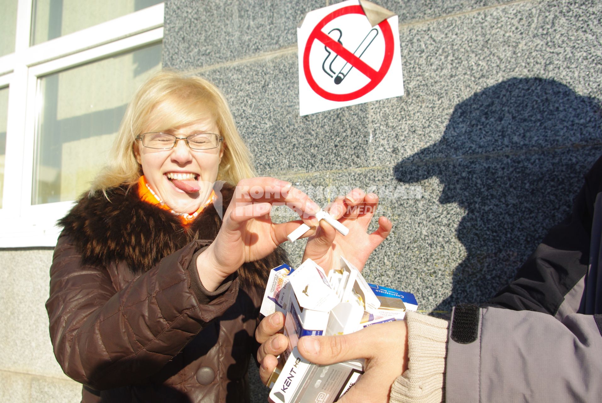 Акция против курения, Саратов, 19 ноября 2010 года. Сигарета, борьба с курением, нельзя курить, курящая девушка, здоровье, легкие, рак легких, день отказа от курения.