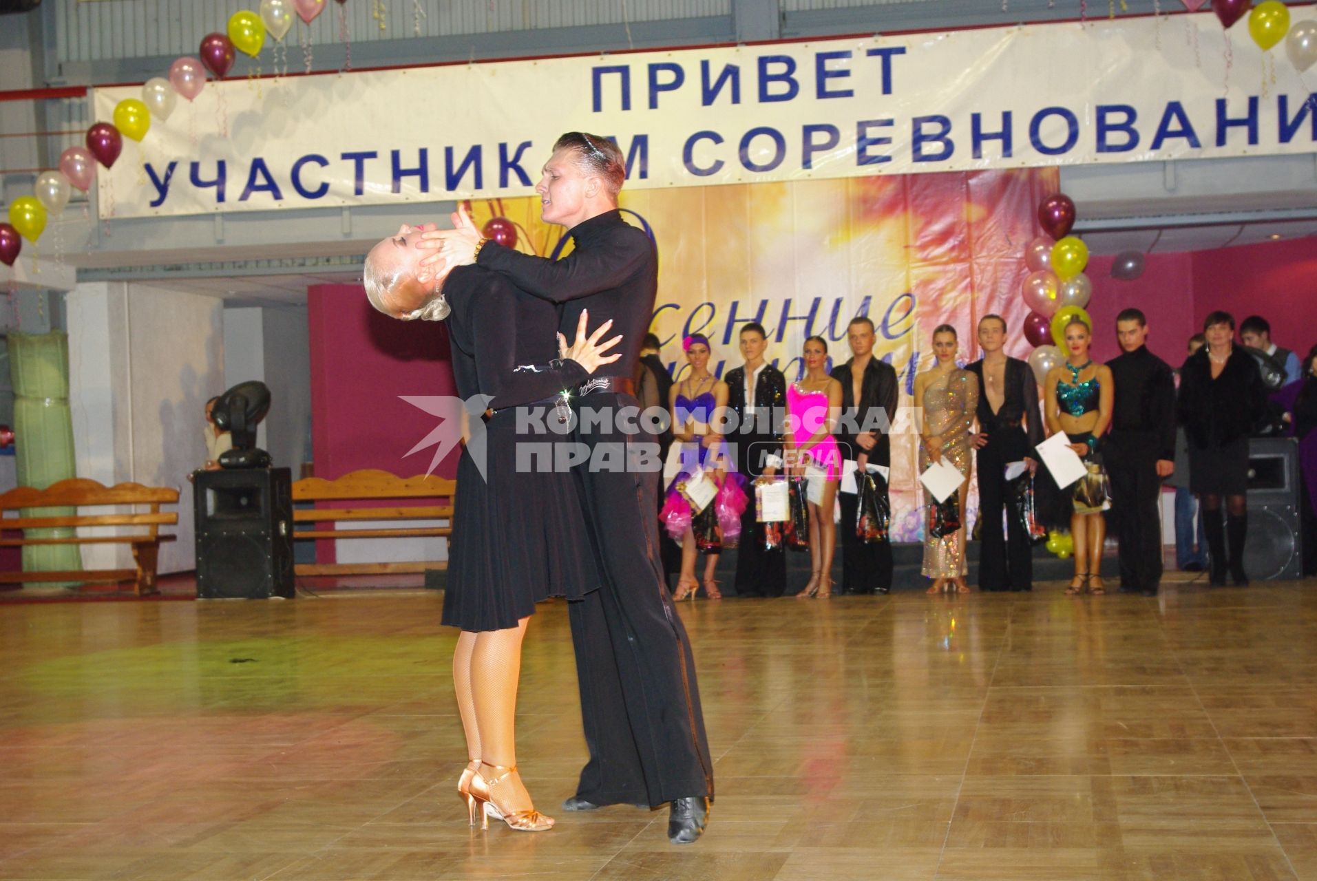Чемпионы Европы по 10 танцам 2010 года Юрий Симачев и Анастасия Клокотова, 27 ноября 2010 года. Спортивные бальные танцы, латиноамериканская программа, рубма, джайв, посодобль, ча-ча-ча, самба, партнер и партнерша, мужчина и женщина, танец любви, соревнование, паркет.