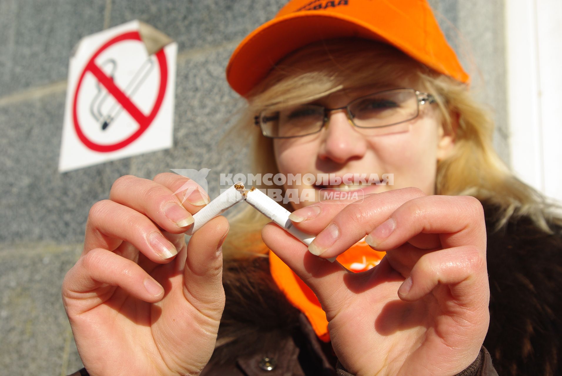 Акция против курения, Саратов, 19 ноября 2010 года. Сигарета, борьба с курением, нельзя курить, курящая девушка, здоровье, легкие, рак легких, день отказа от курения.