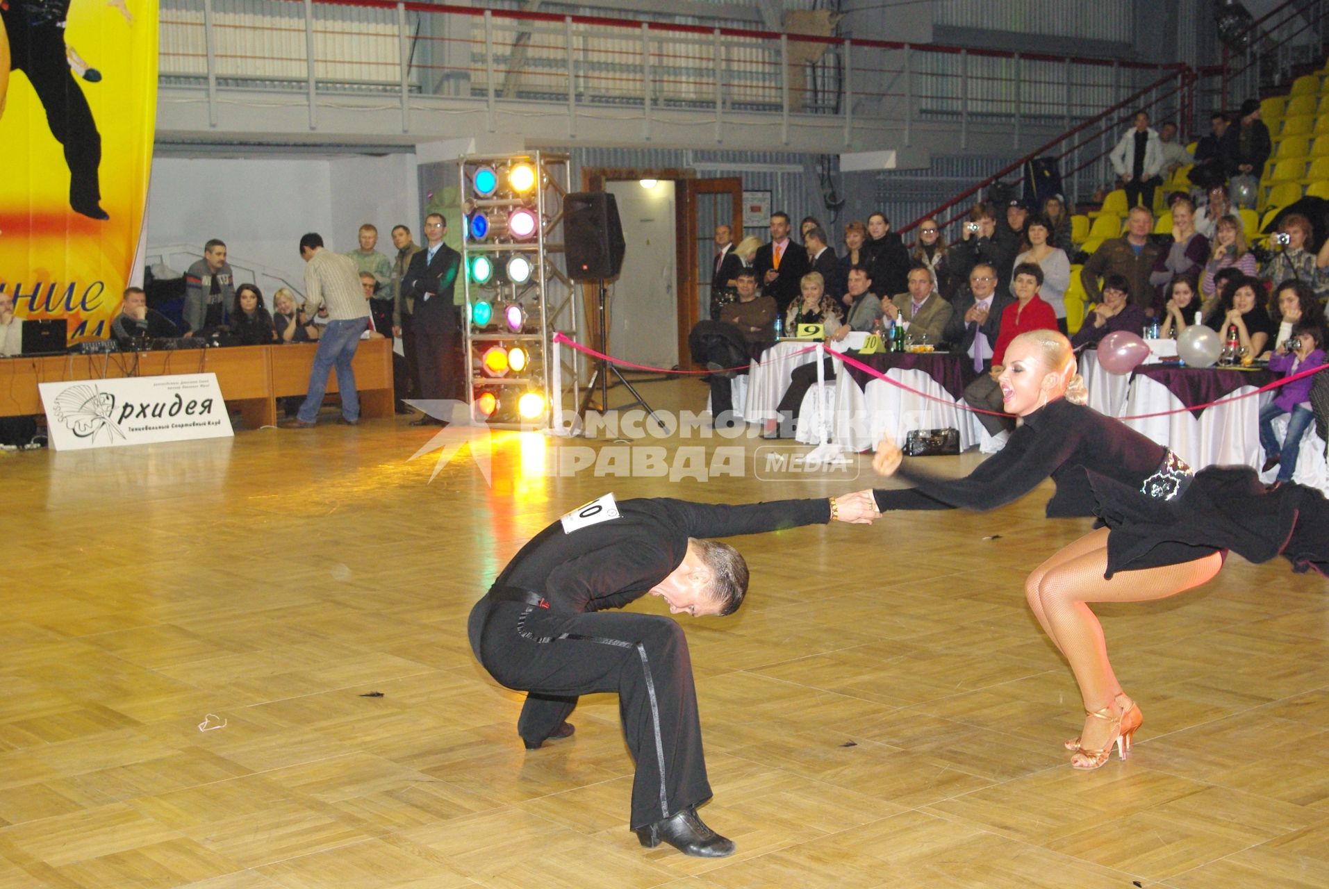 Чемпионы Европы по 10 танцам 2010 года Юрий Симачев и Анастасия Клокотова, 27 ноября 2010 года. Спортивные бальные танцы, латиноамериканская программа, рубма, джайв, посодобль, ча-ча-ча, самба, партнер и партнерша, мужчина и женщина, танец любви, соревнование, паркет.