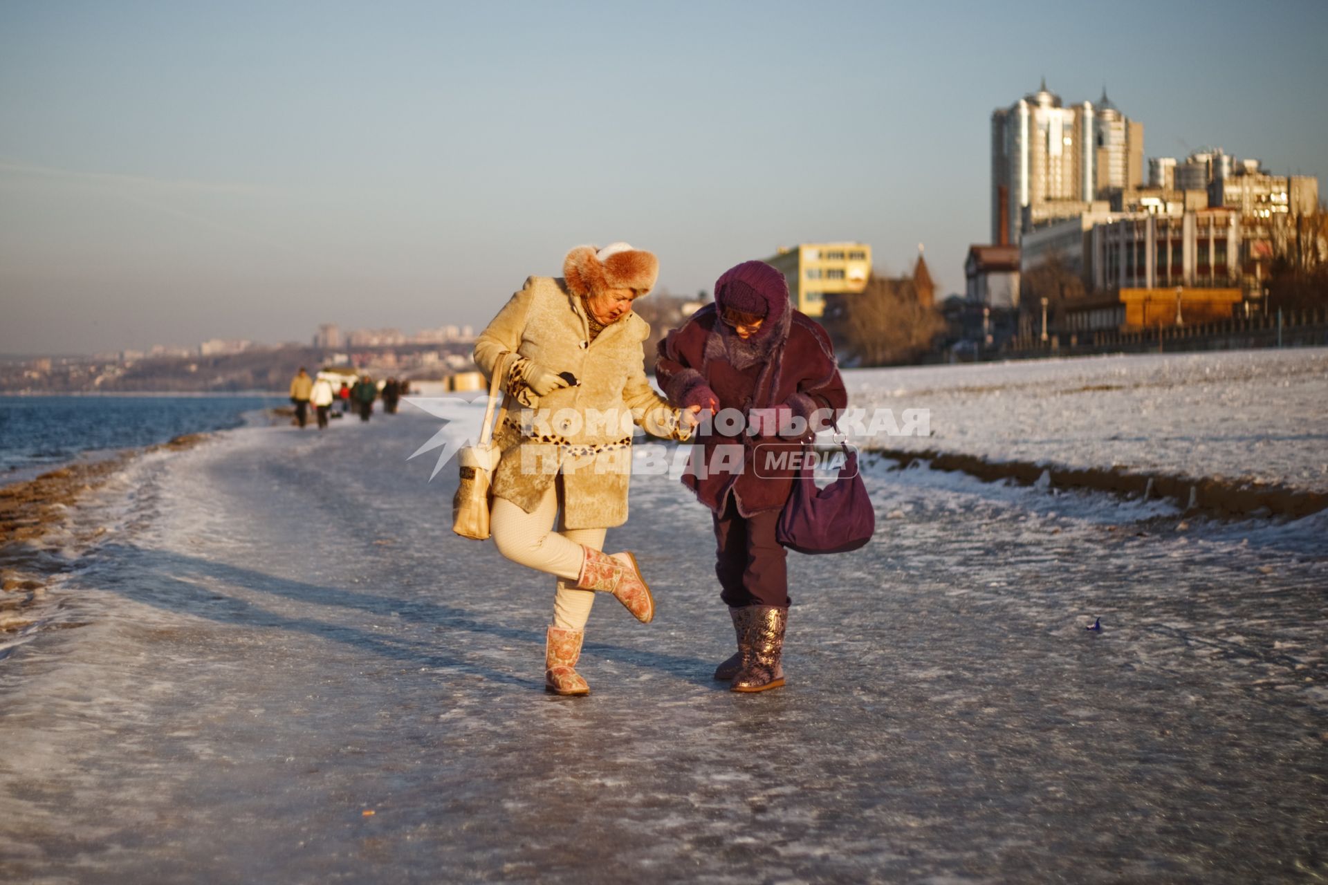 12.12.2010 Самара. Женщина демонстрирует скользкую подошву на берегу Волги