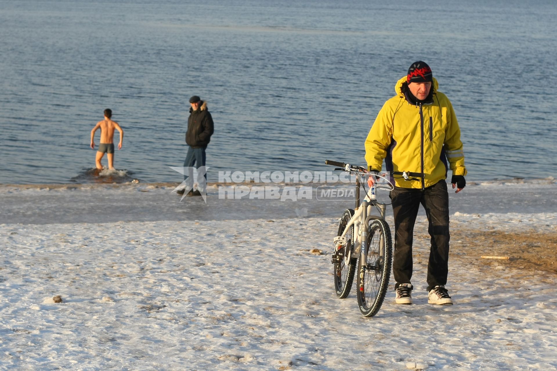 12.12.2010 Самара. Велосипедист, прохожий и купающийся на берегу Волги.