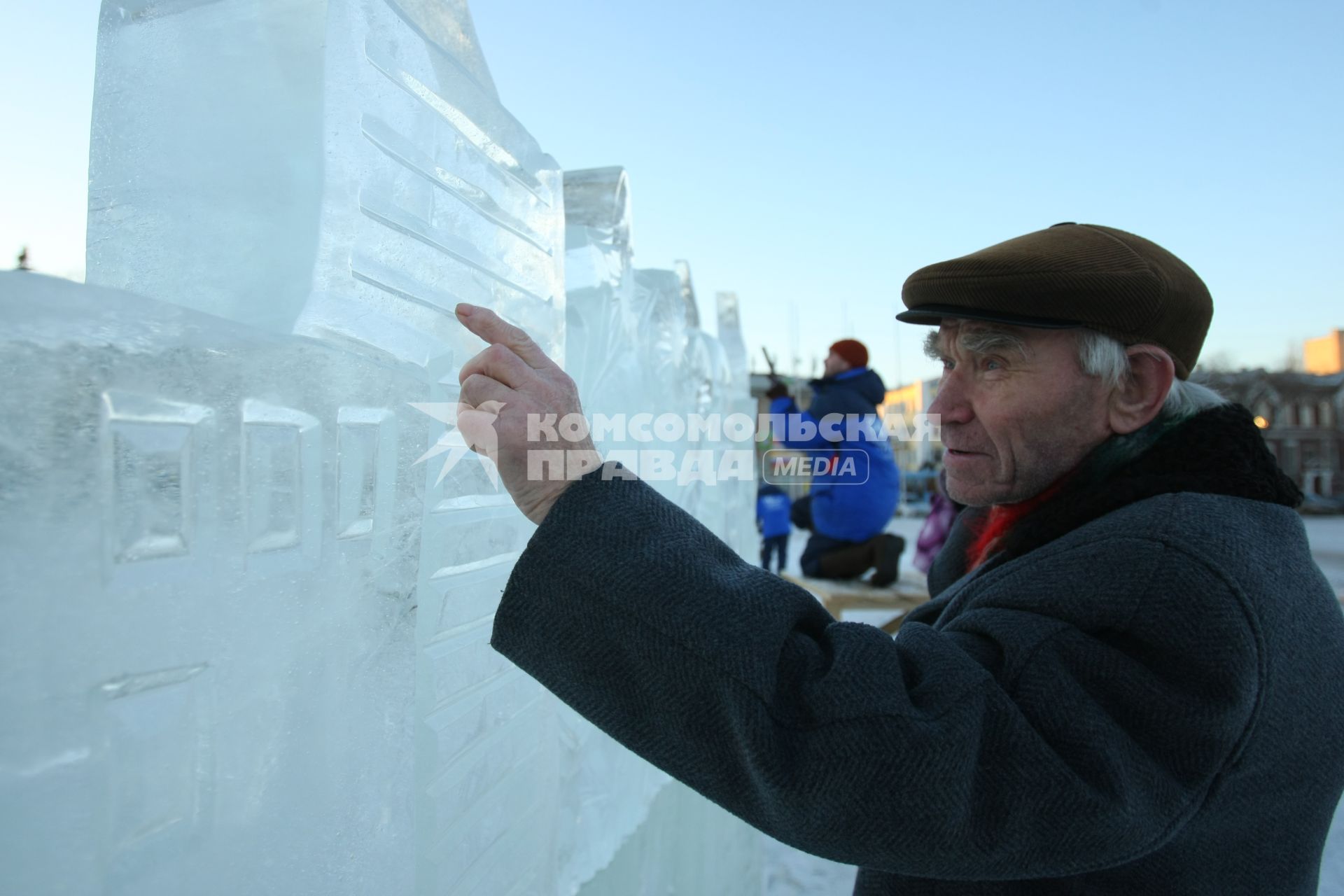 13.12.2010 Самара, Россия. Дед трогает ледяную скульптуру