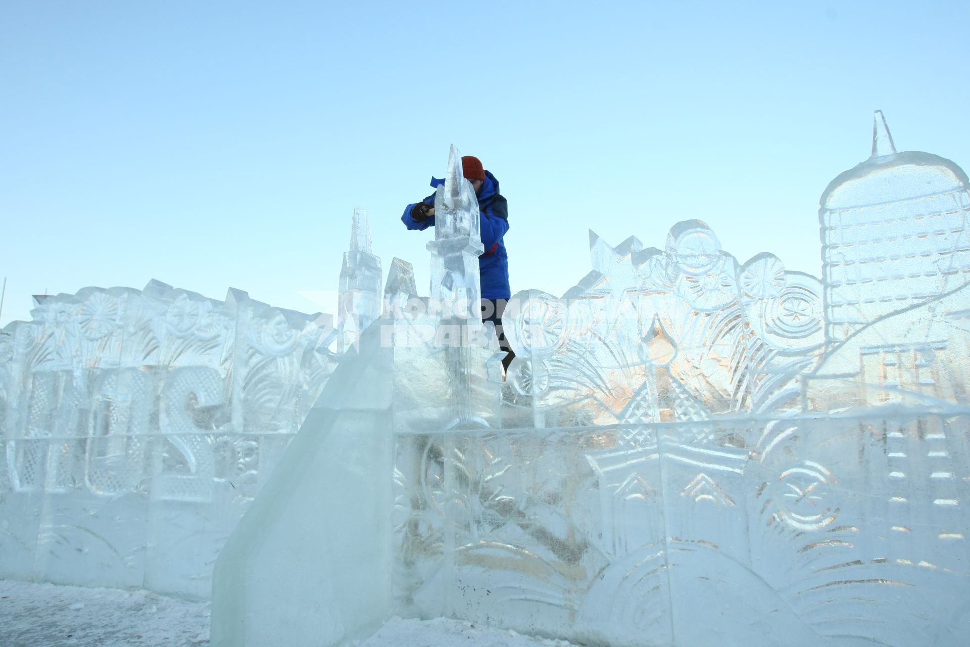 13.12.2010 Самара, Россия. Рабочий выпиливает ледяную скульптуру