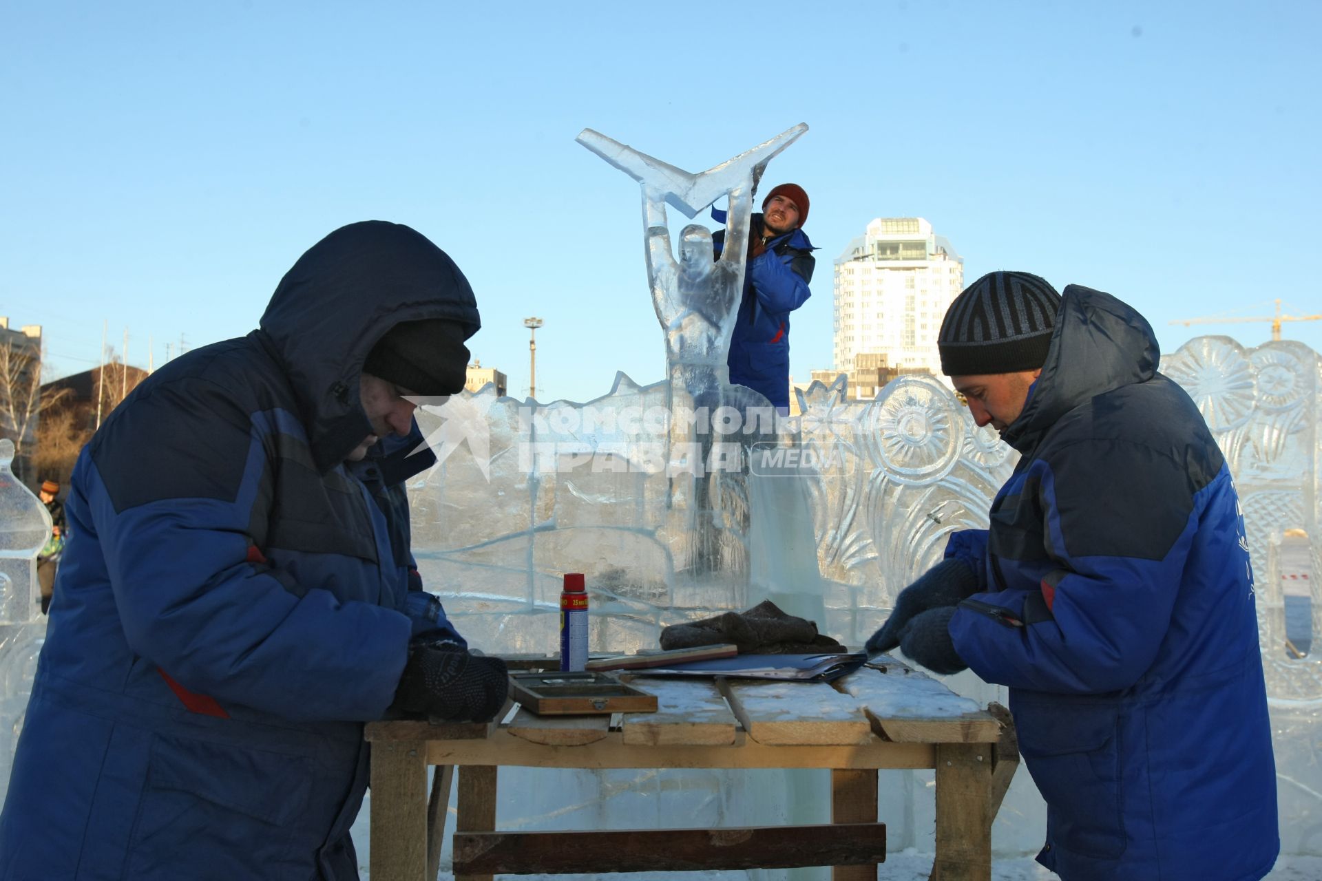 13.12.2010 Самара, Россия. Рабочий выпиливает ледяную скульптуру