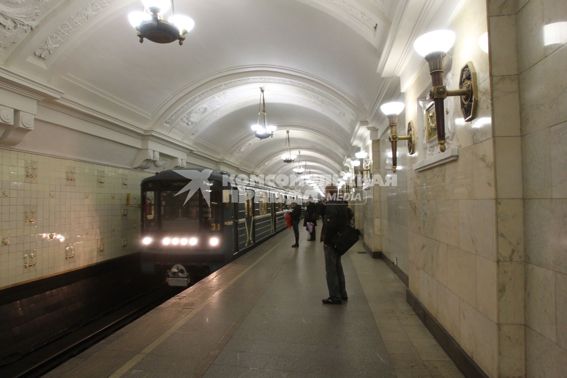 Дата съемки : 15.11.2010
Станция метро Октябрьская 
На фото : подъезжает электричка