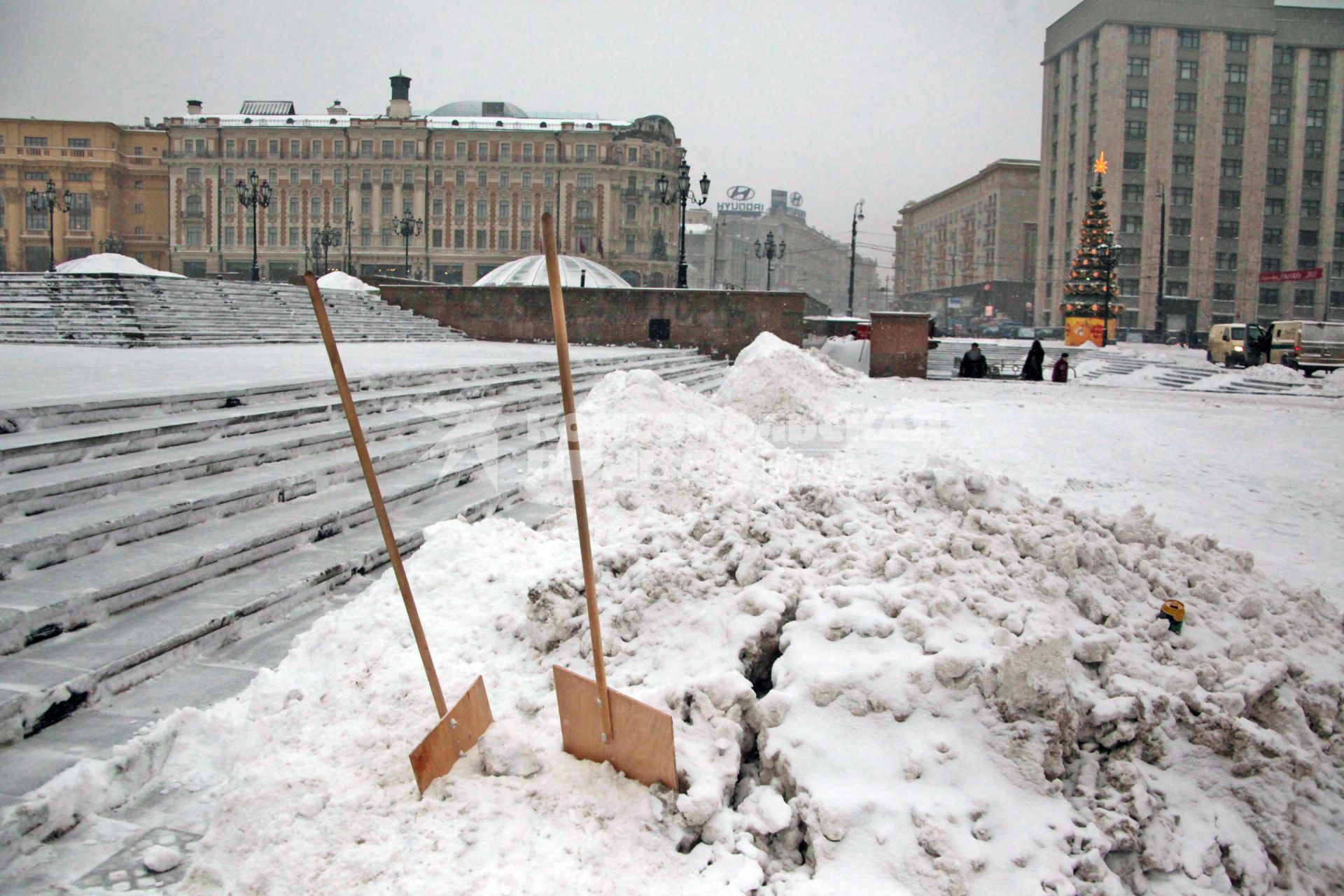 20 декабря 2010 года. Снегопад в Москве. Манежная площадь. Уборка снега. Лопаты.