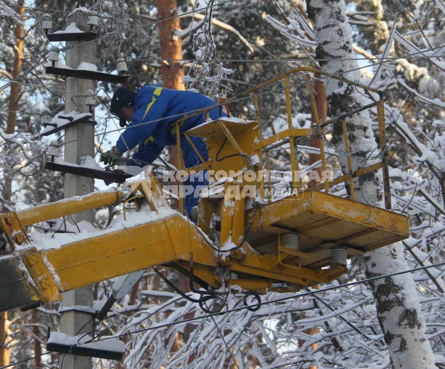 Дата съемки: 04.01.2011 г. Москва  лед,  Ледяной дождь,  электроэнергия обледенение, эллектрик