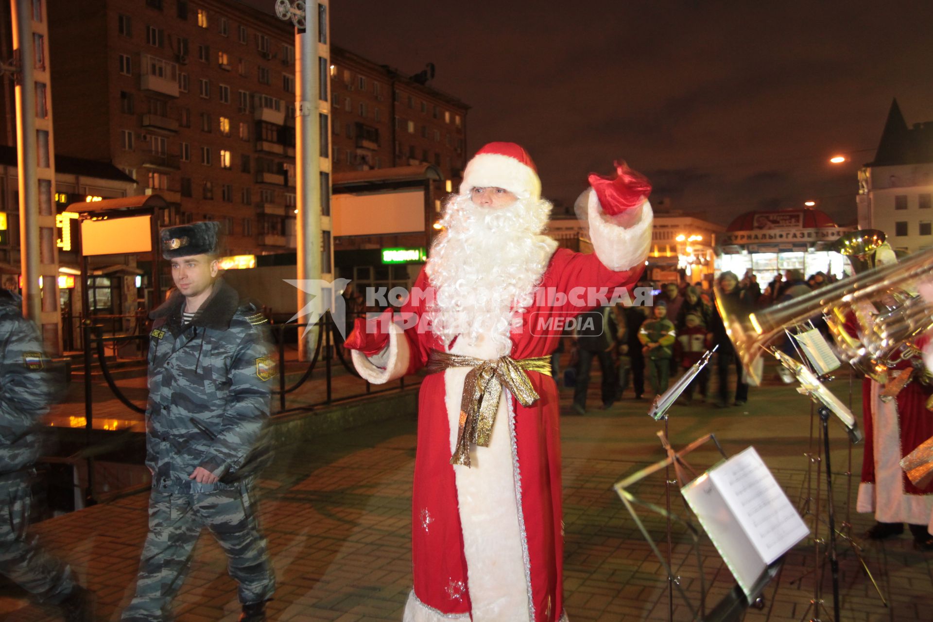 Дата съемки : 17.11.2010.
Ярославский вокзал . Проводы.
На фото :  500 московских детей отправляются в Великий устюг на день рождение Деда Мороза