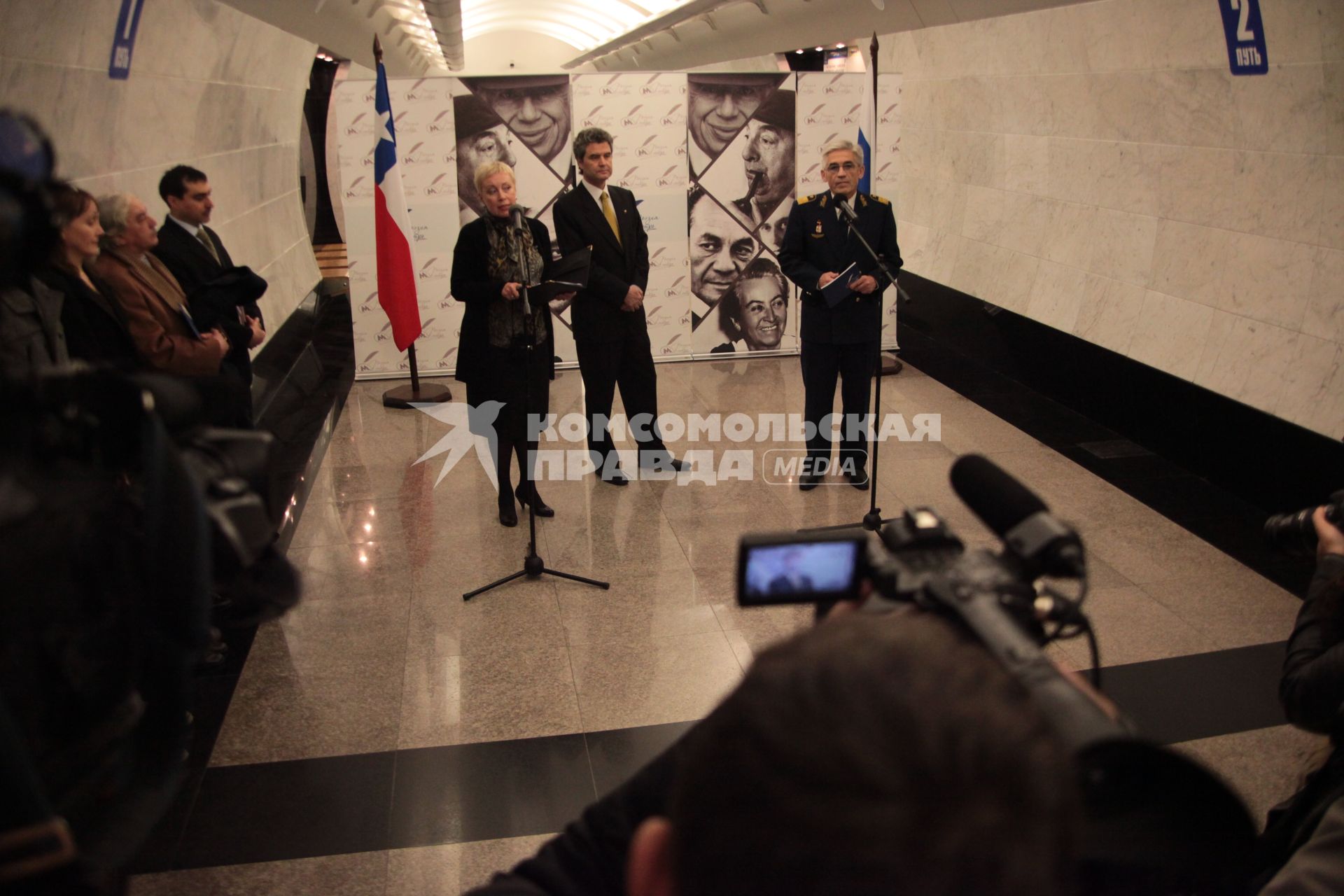 Дата съемки : 17.11.2010.
Поэтический поезд - вагоны метро украшены постерами с цитатами из Пабло Неруды и других чилийских поэтов на испанском и русском языках .
На фото :  торжественный запуск поезда  открывали : посол Чили в РФ Хуан Эдуардо Эгугурен и первый заместитель начальника московского метрополитена  Игорь Ермоленко