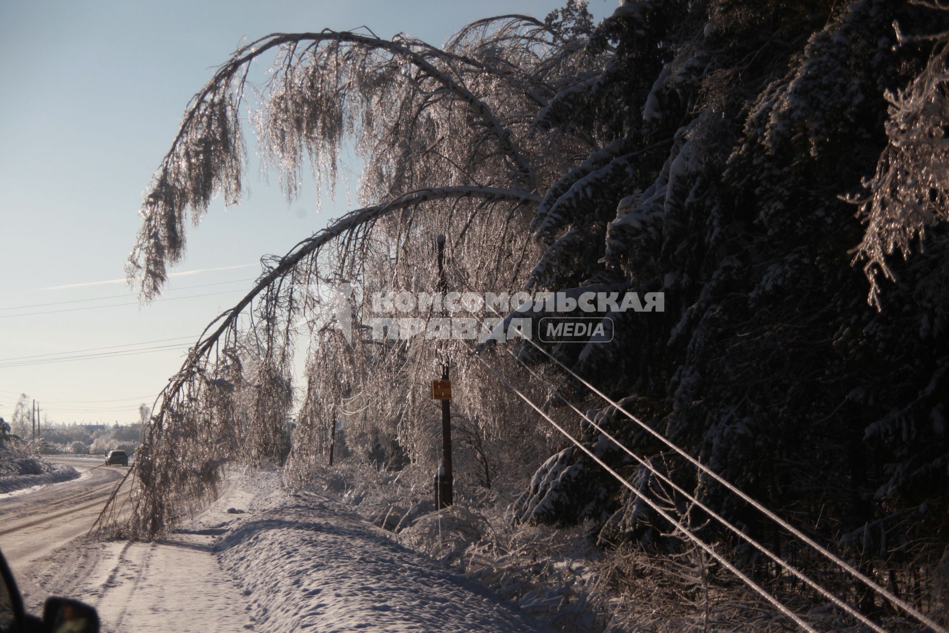 Последствия ледяного дождя. случившегося 26 декабрая 2010 года и повредившего линии электропередач в Московской области. Сергиево-Посадском районе. в деревне Дергаево. Акция КП - передача жителям деревни бутылки шампанского. коробки конфет. упаковки свечей и двух больших коробков спичек. 7 января 2011 года. фото Сергей Шахиджанян