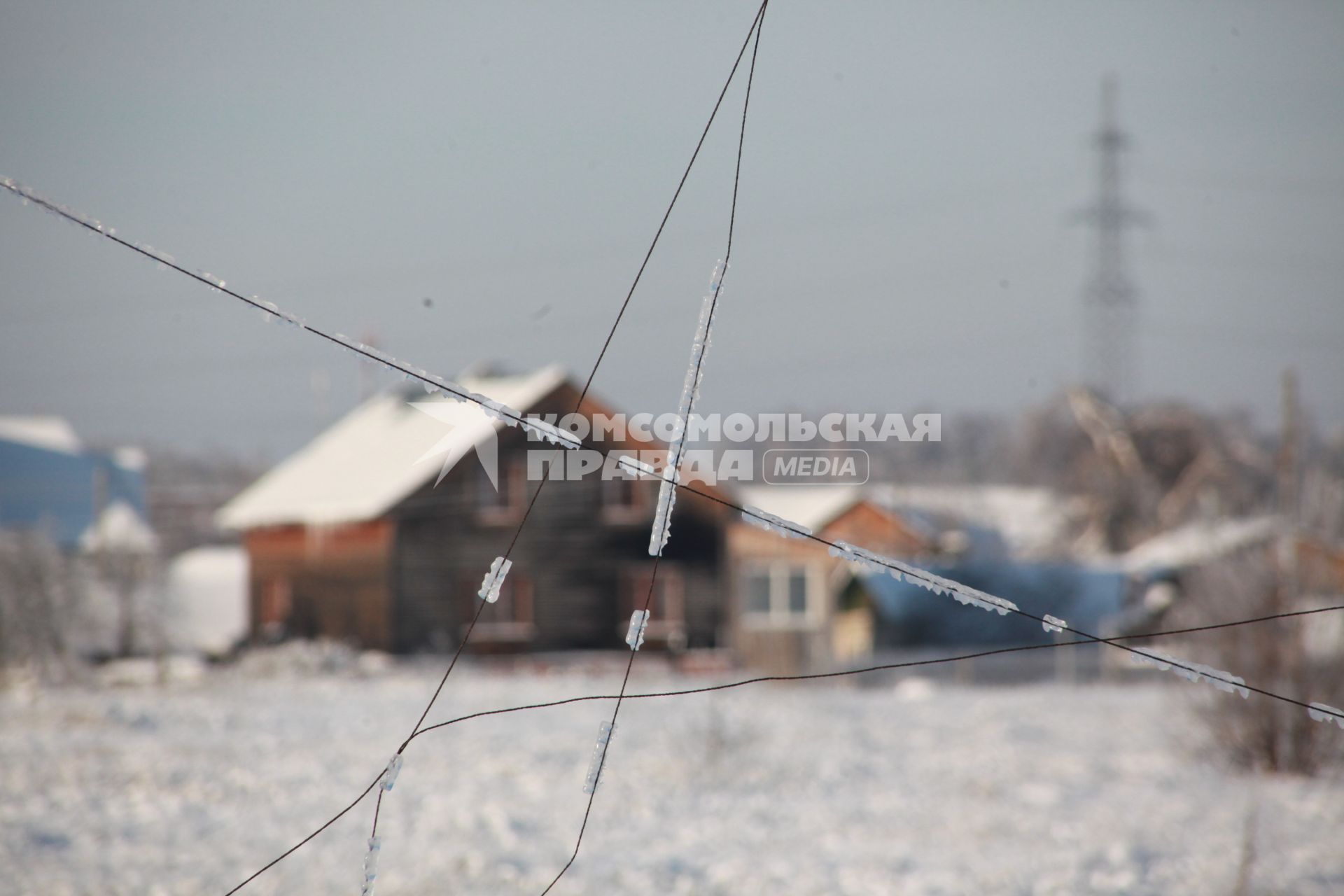 Последствия ледяного дождя. случившегося 26 декабрая 2010 года и повредившего линии электропередач в Московской области. Сергиево-Посадском районе. в деревне Дергаево. Акция КП - передача жителям деревни бутылки шампанского. коробки конфет. упаковки свечей и двух больших коробков спичек. 7 января 2011 года. фото Сергей Шахиджанян