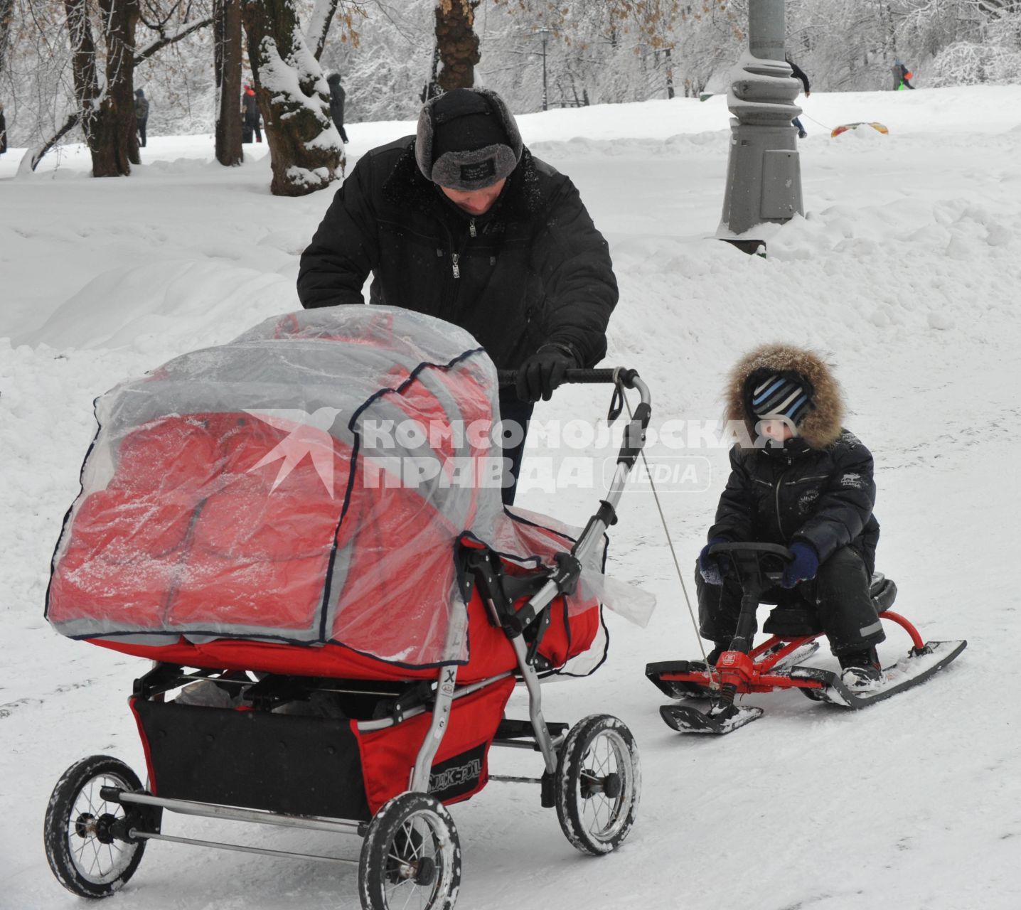 Дата съемки: 09.01.2011  Детская коляска,  зима, прогулка  в парке. Дети и родители.