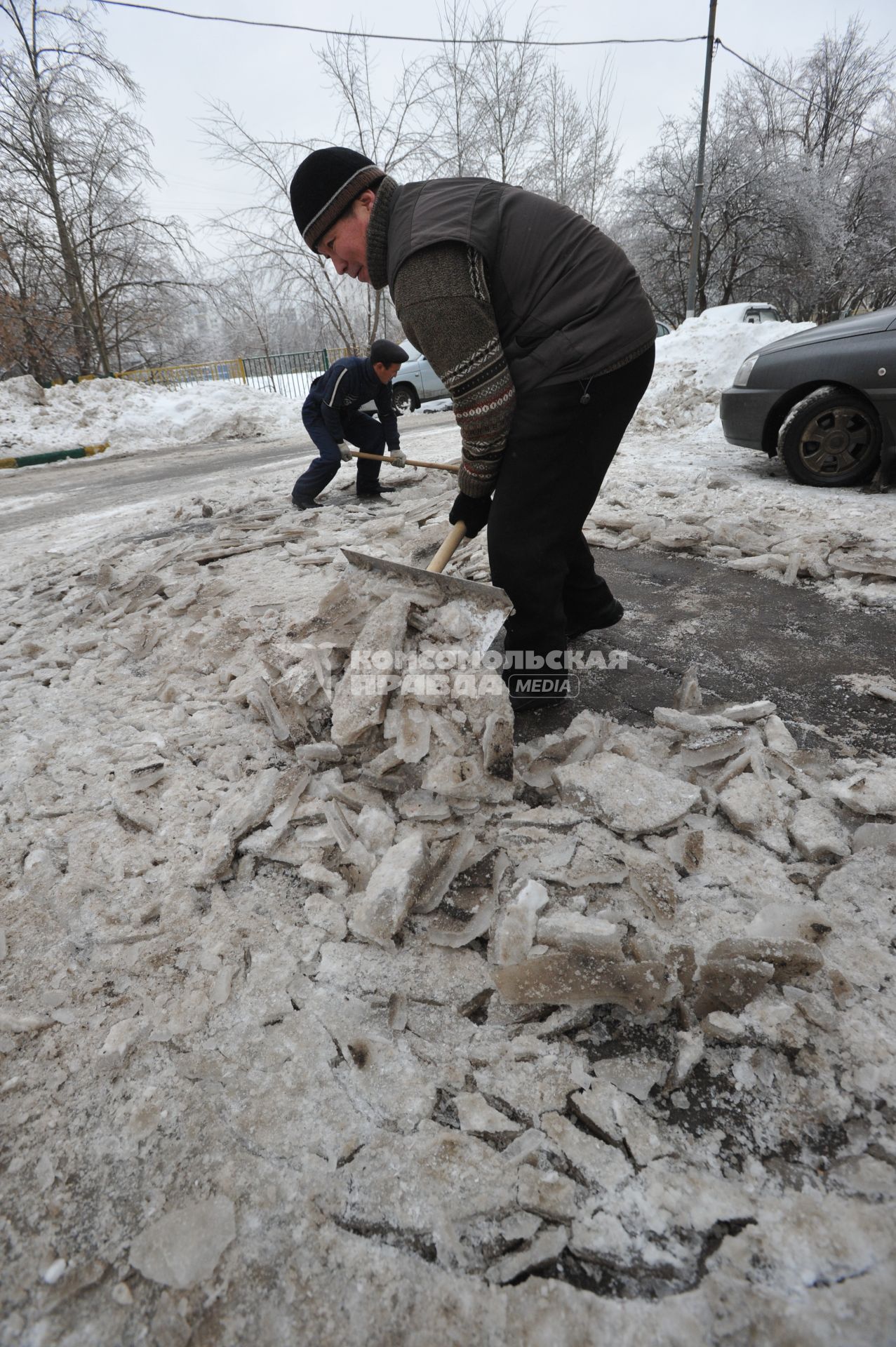 гастарбайтеры, уборка снега, снег, гололед  Дата съемки: 10.01.2011