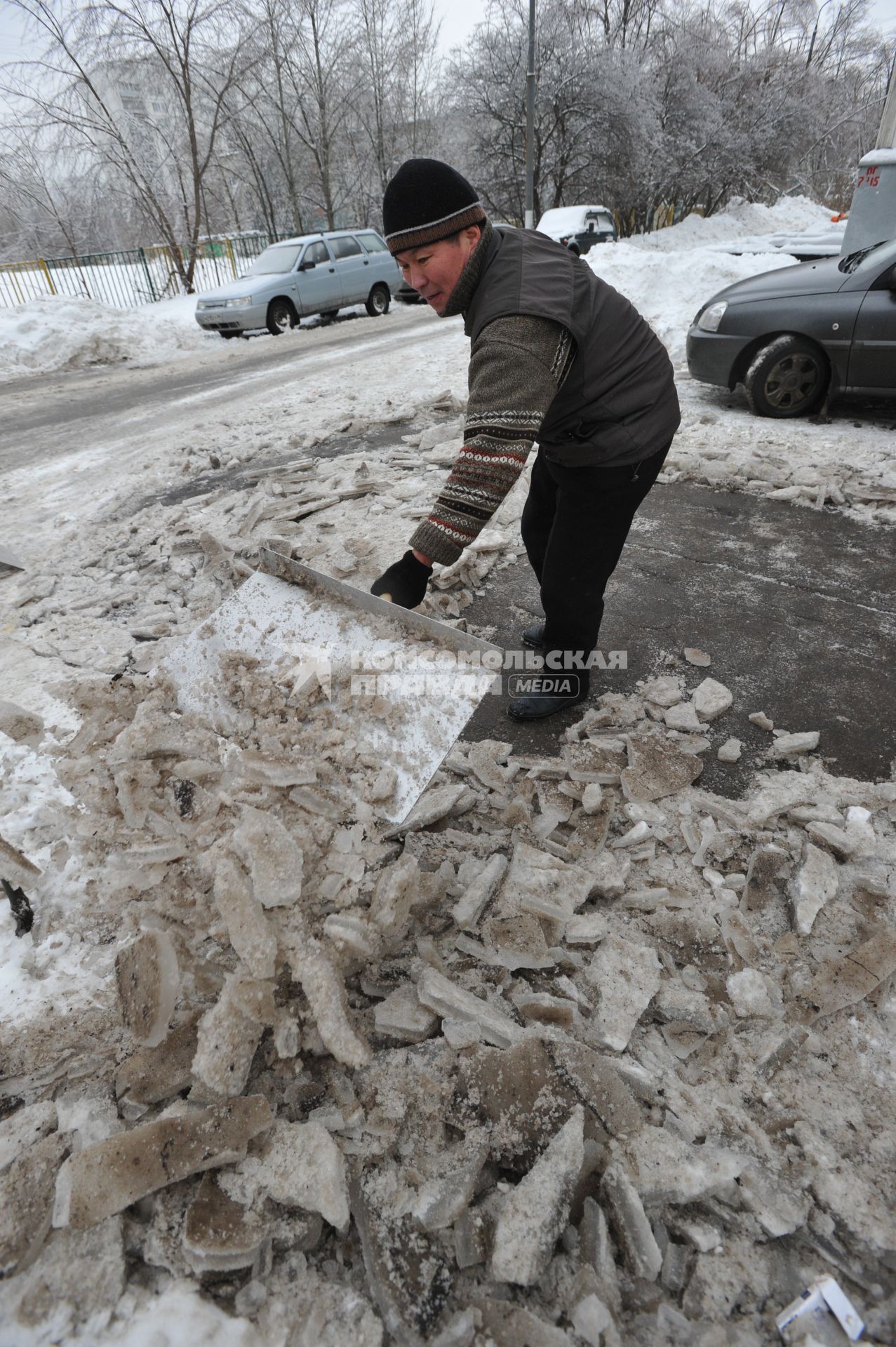 гастарбайтеры, уборка снега, снег, гололед  Дата съемки: 10.01.2011