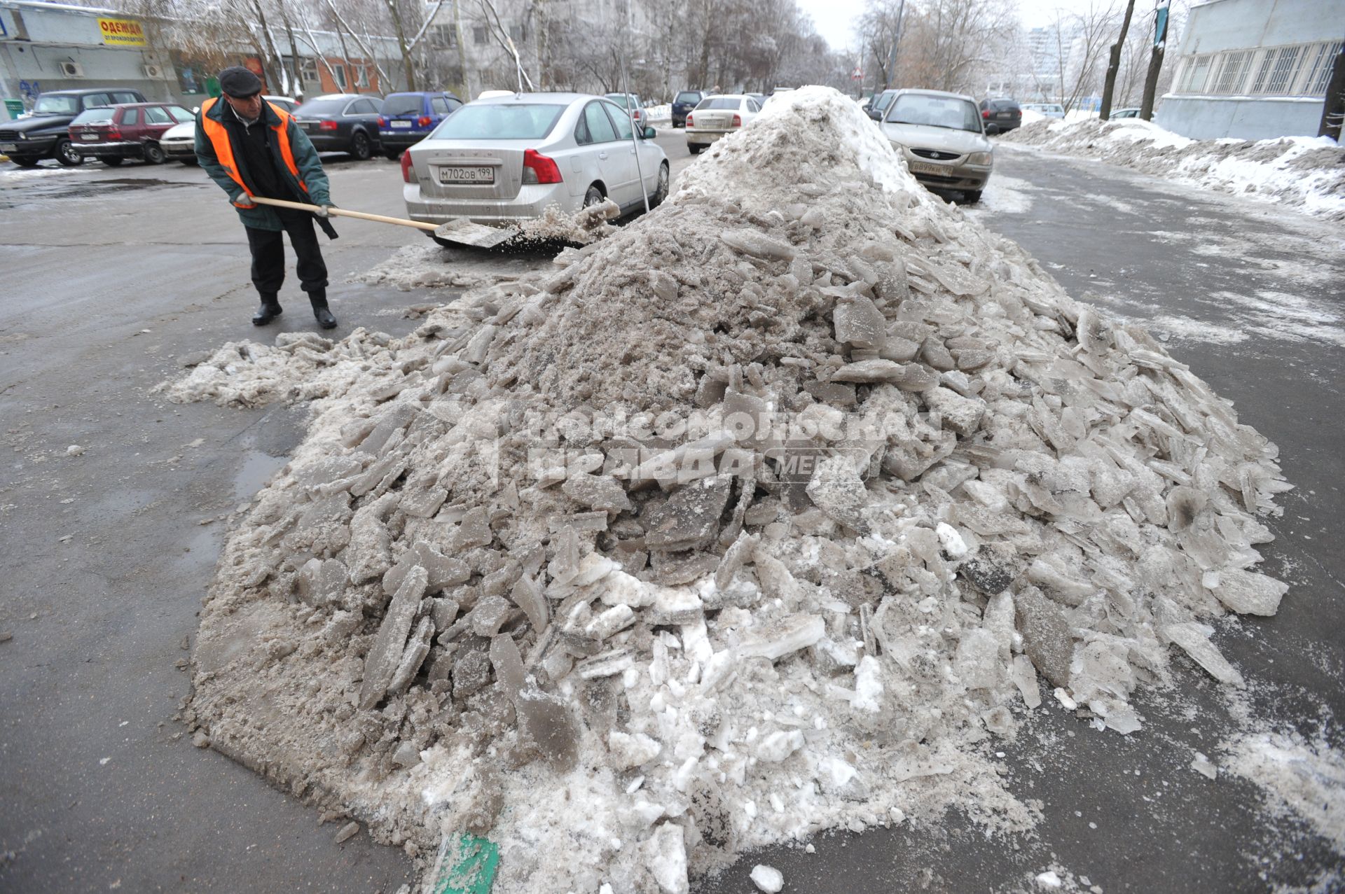 гастарбайтеры, уборка снега, снег, гололед  Дата съемки: 10.01.2011