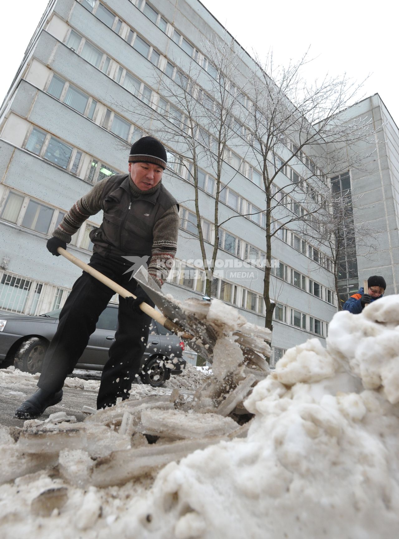 гастарбайтеры, уборка снега, снег, гололед  Дата съемки: 10.01.2011