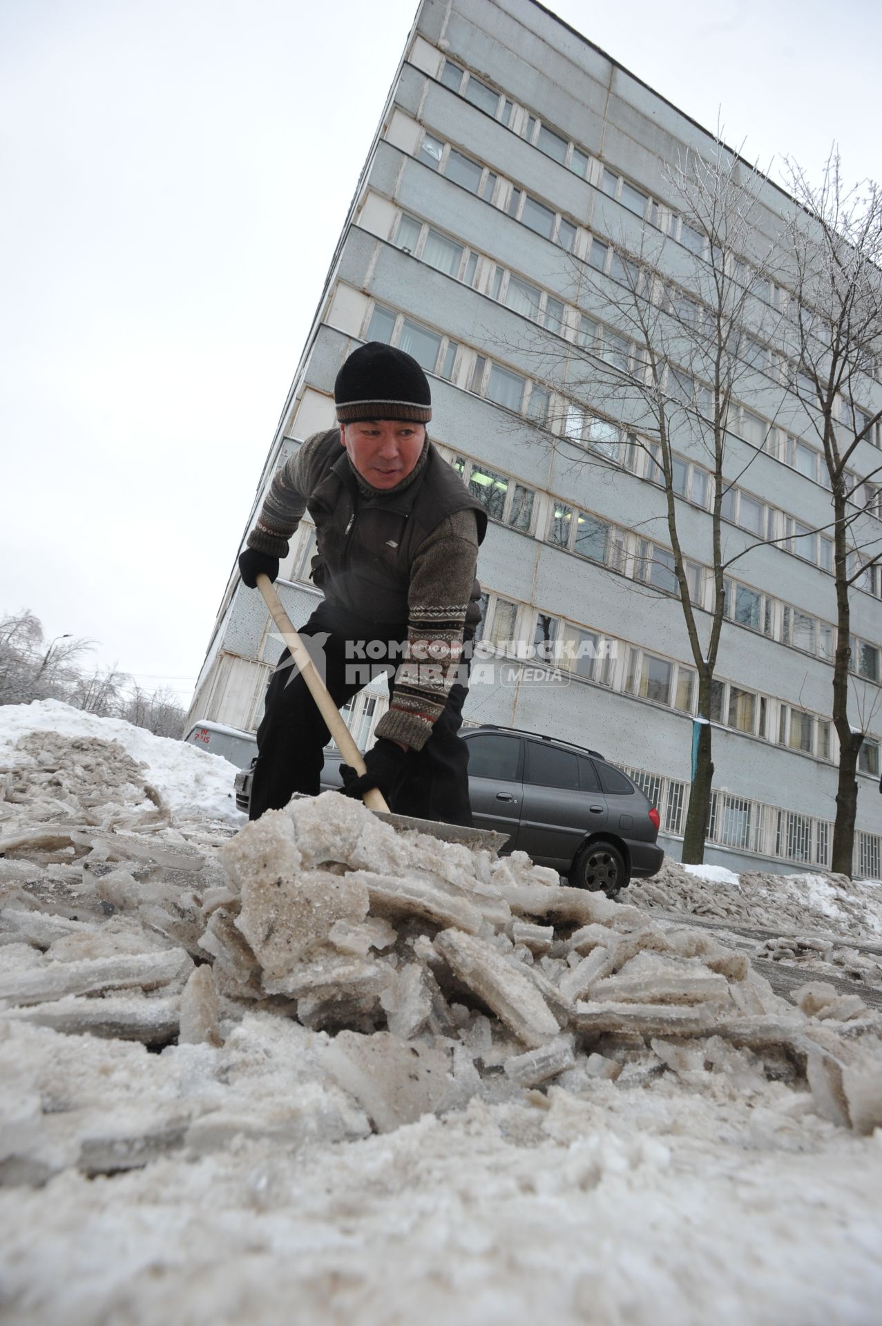 гастарбайтеры, уборка снега, снег, гололед  Дата съемки: 10.01.2011