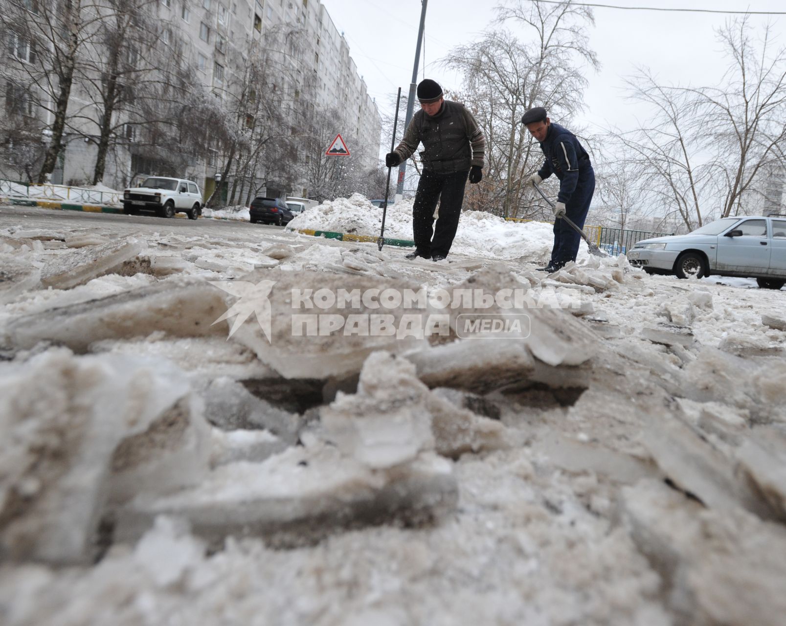 гастарбайтеры, уборка снега, снег, гололед  Дата съемки: 10.01.2011